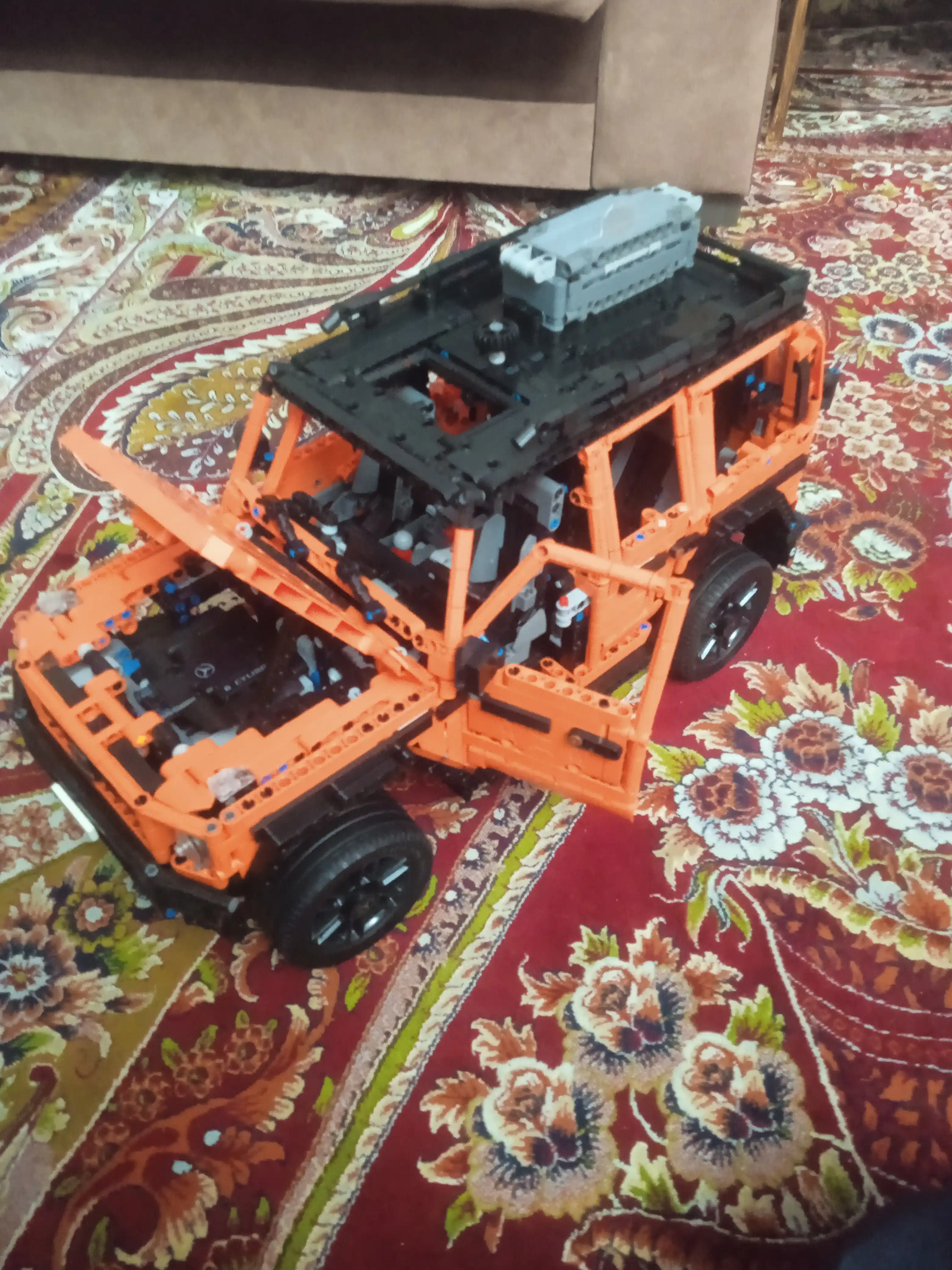 Formula 1 poyga mashinasi konstruktori, katta model 1:8 Technic, LEGO bilan mos keladi