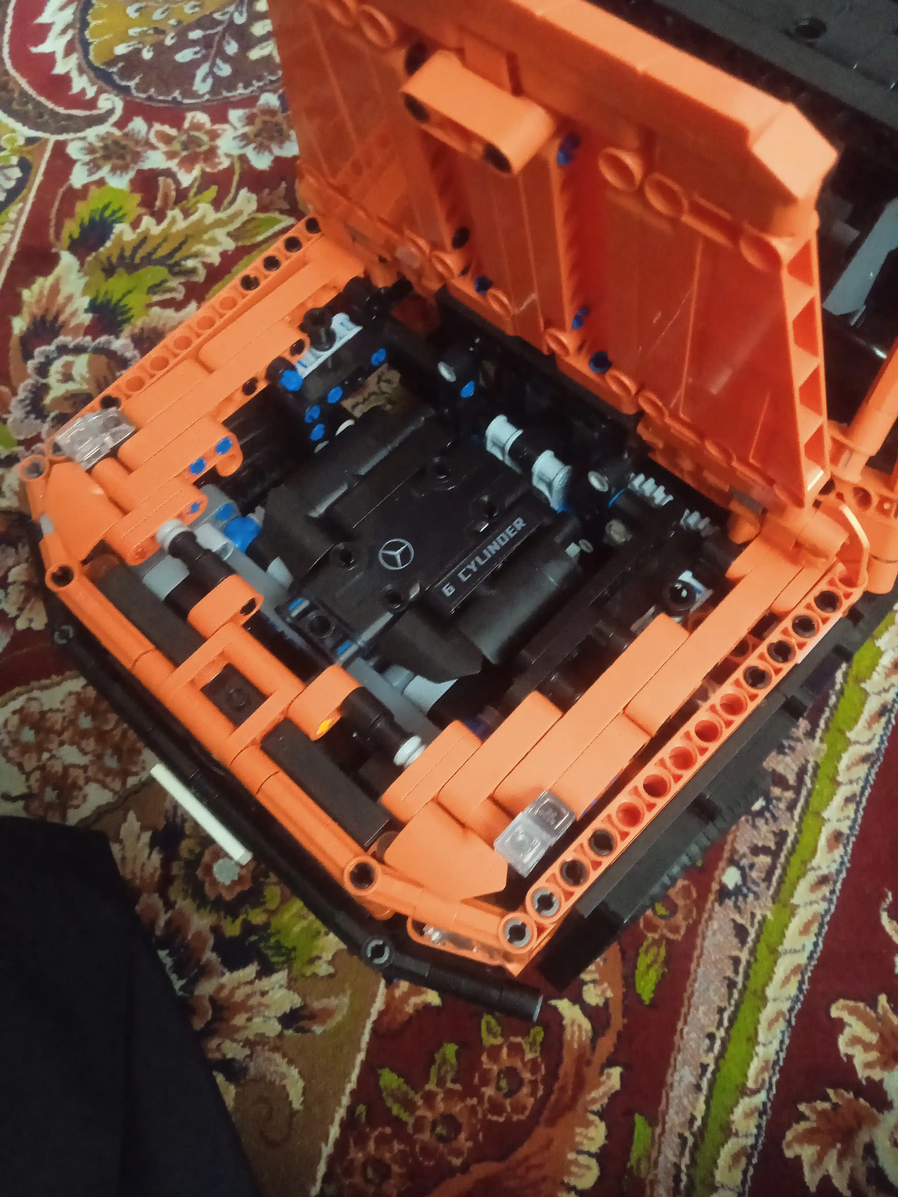 Formula 1 poyga mashinasi konstruktori, katta model 1:8 Technic, LEGO bilan mos keladi
