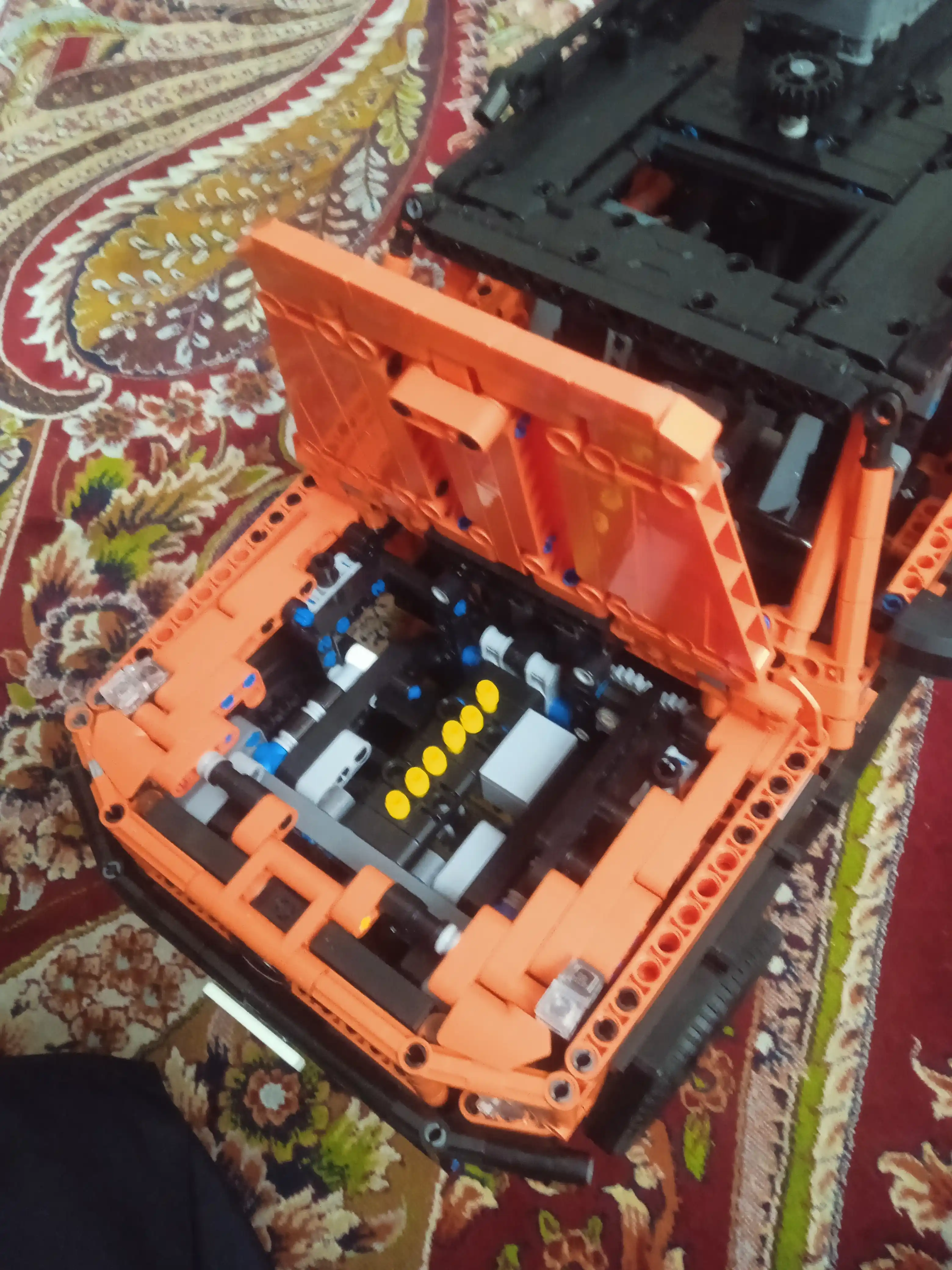 Formula 1 poyga mashinasi konstruktori, katta model 1:8 Technic, LEGO bilan mos keladi