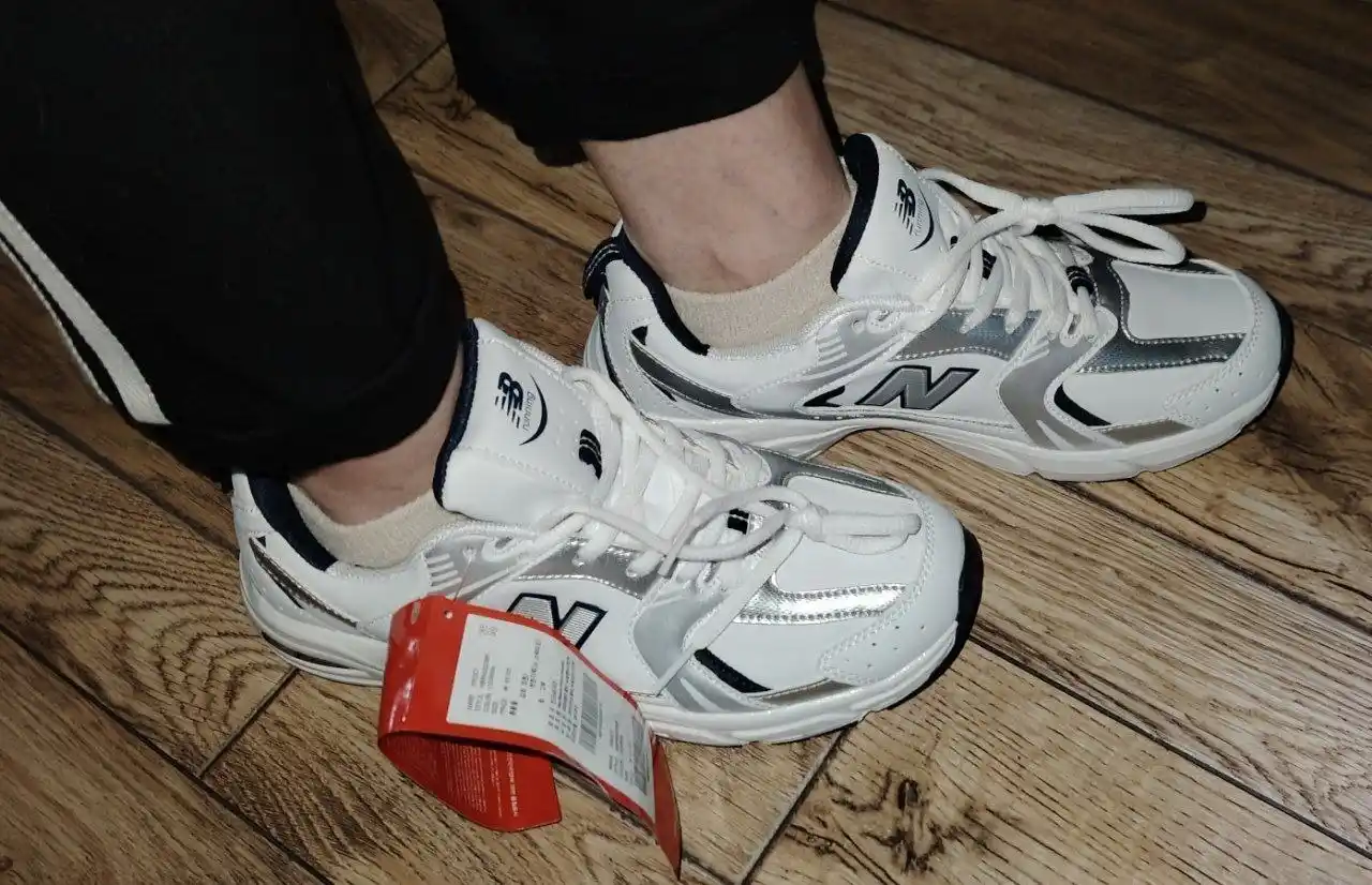 Ayollar uchun krossovkalar NEW Balance 530 kuz mavsumi uchun