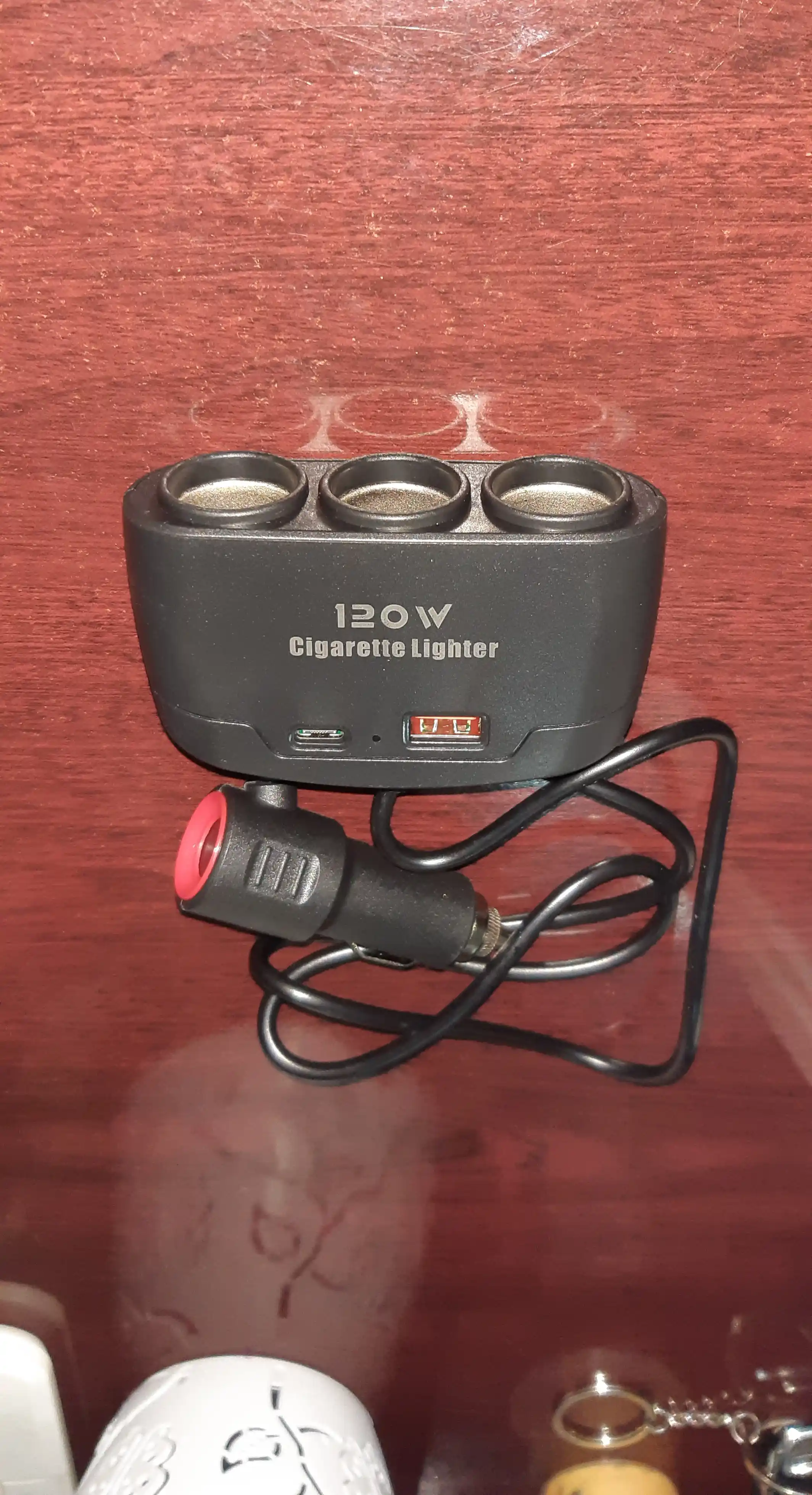 Uchlik - 3 ta uyali va ikkita USB-ga ega bo‘lgan chekish moslamasining tarmoqlagichi