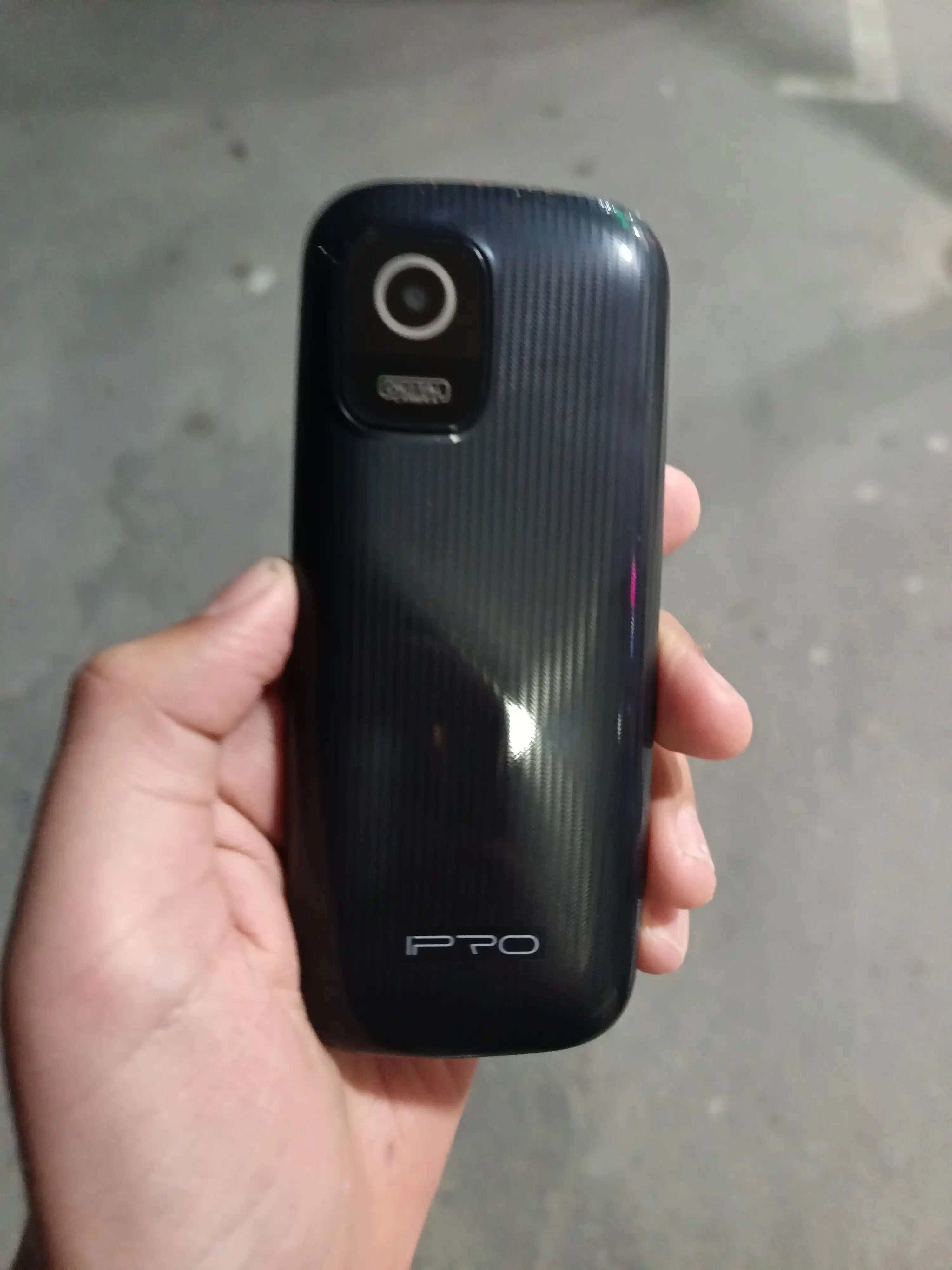 IPRO A7 MINI tugmali telefon, IMEI ro‘yxatdan o‘tkazilgan, to‘plamda quvvatlagich mavjud