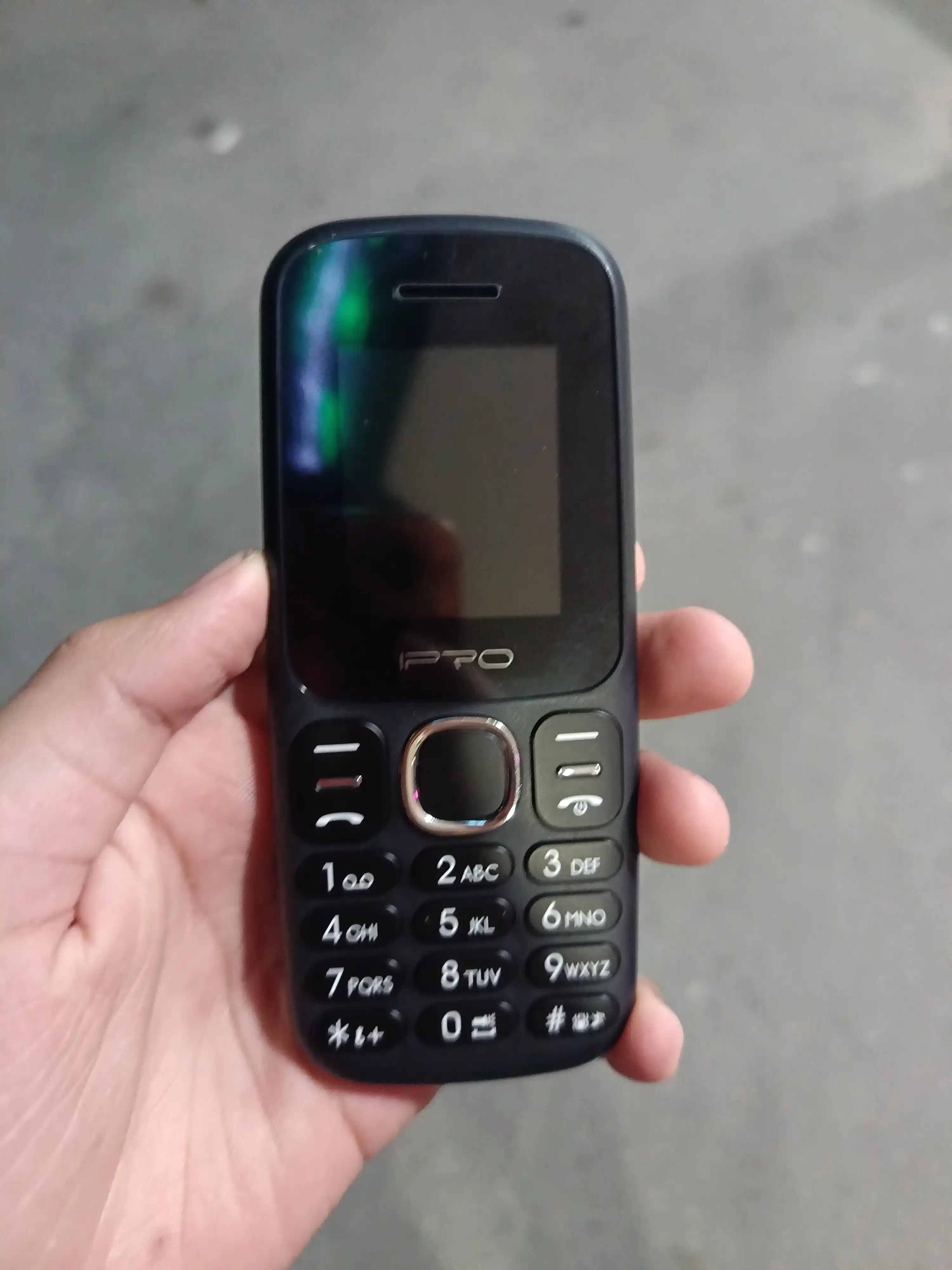 IPRO A7 MINI tugmali telefon, IMEI ro‘yxatdan o‘tkazilgan, to‘plamda quvvatlagich mavjud
