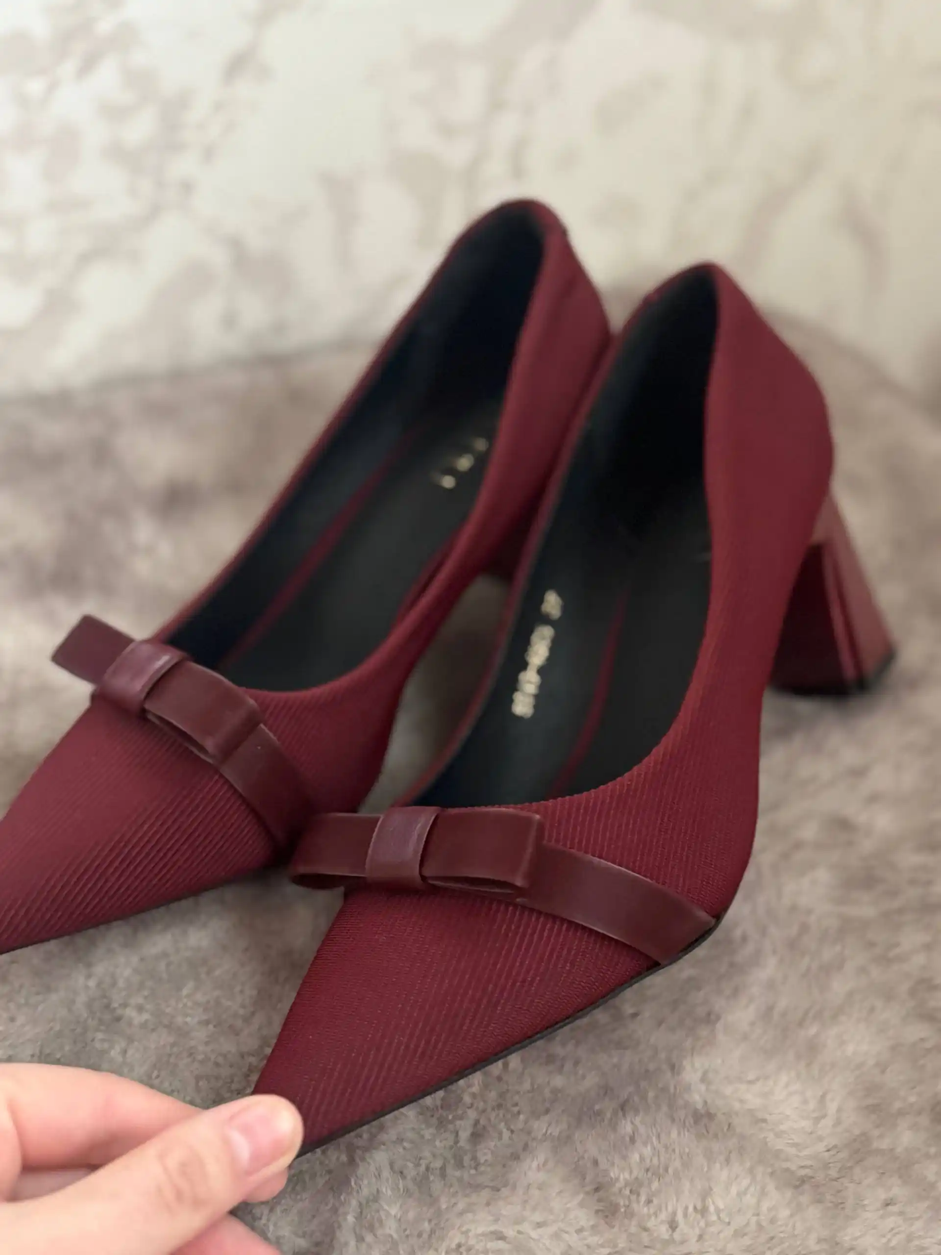 Ayollar uchun elegant poshnali tufli, uchli burunli, nafis va zamonaviy model