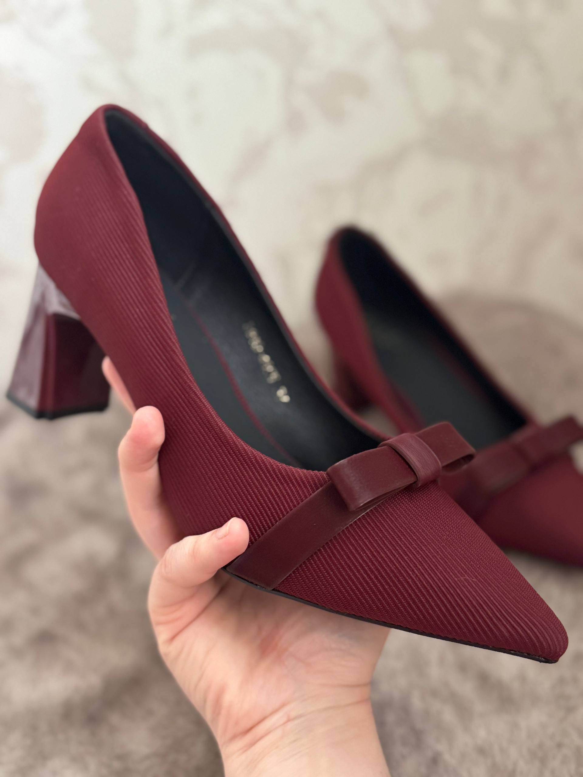 Ayollar uchun elegant poshnali tufli, uchli burunli, nafis va zamonaviy model