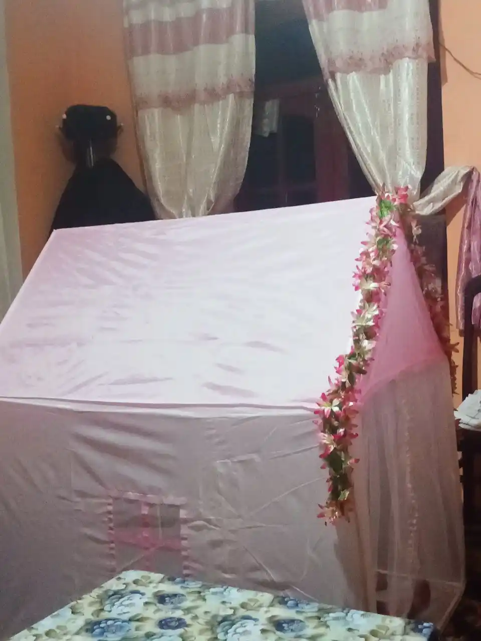 Bolalar o'yin chodiri, bolalar va o'yinchoq uyi, ichki va tashqi makon