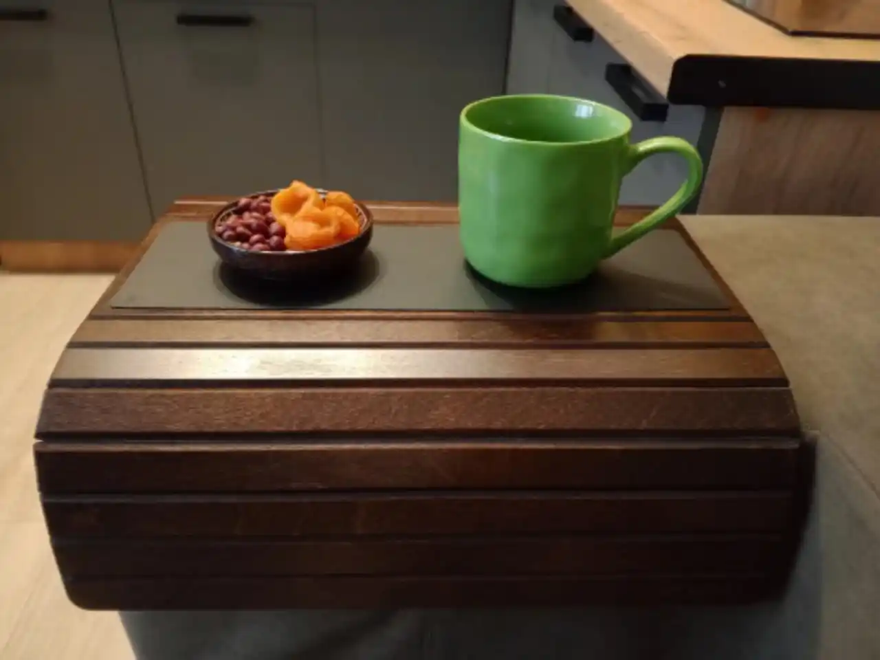 "Long" model, divan yondoshogi uchun yog'och podstavka