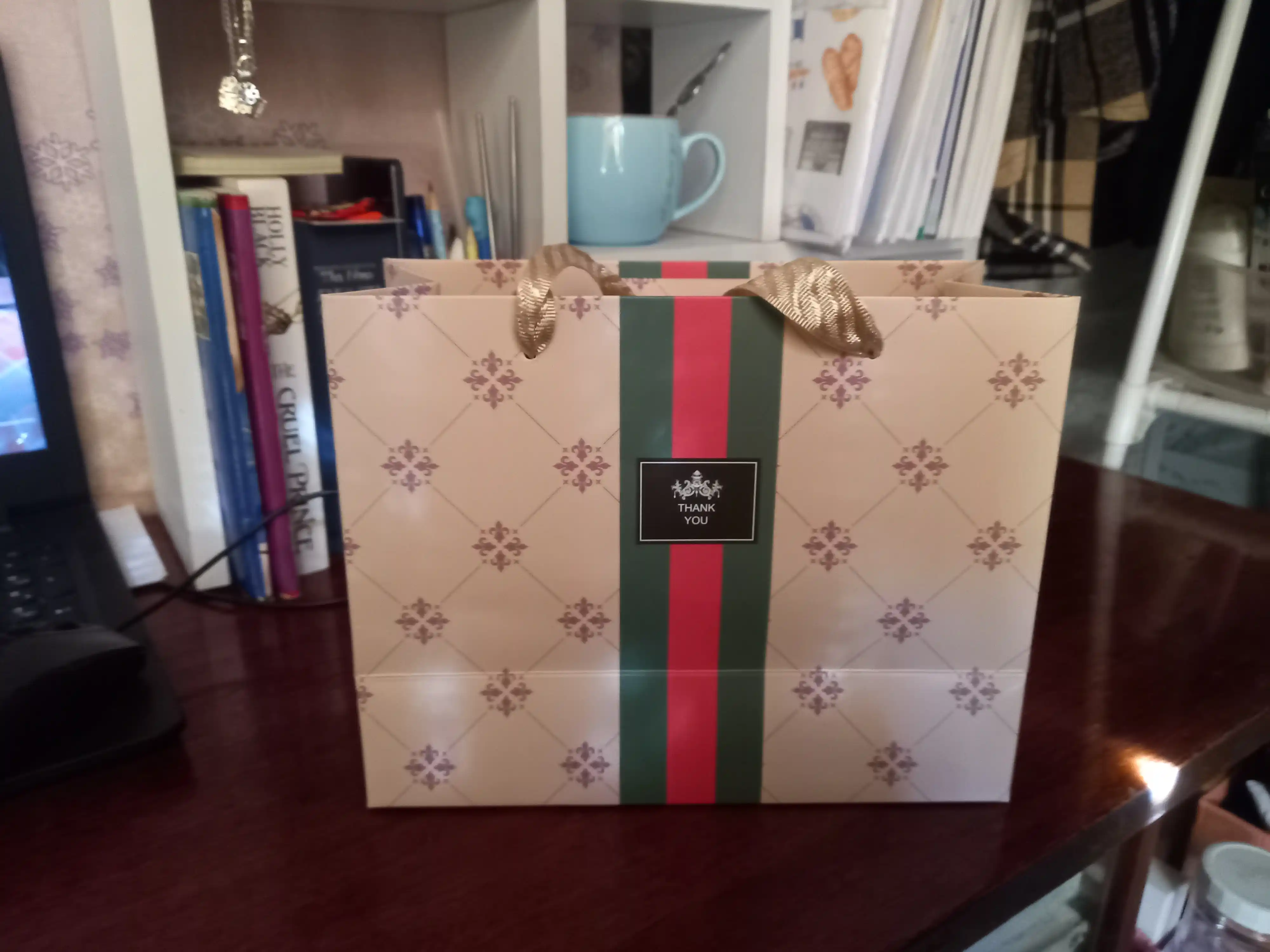 Sovg'a paketlari 23x18 sm, qattiq qog'oz sovg'alar uchun
