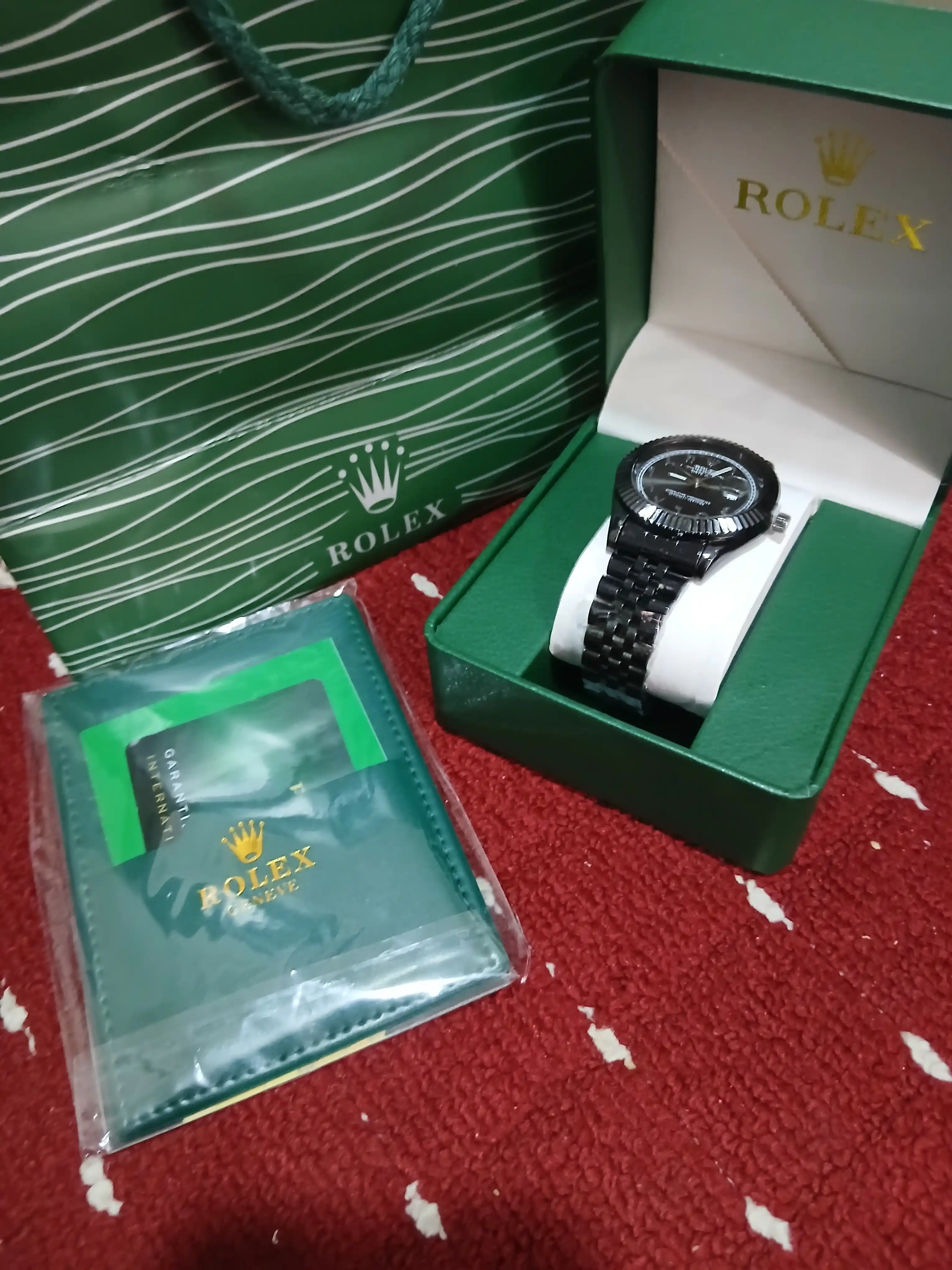 Sovg‘a qutisi, hujjatlar va paketli erkaklar qo‘l soati, bayram uchun sovg‘a