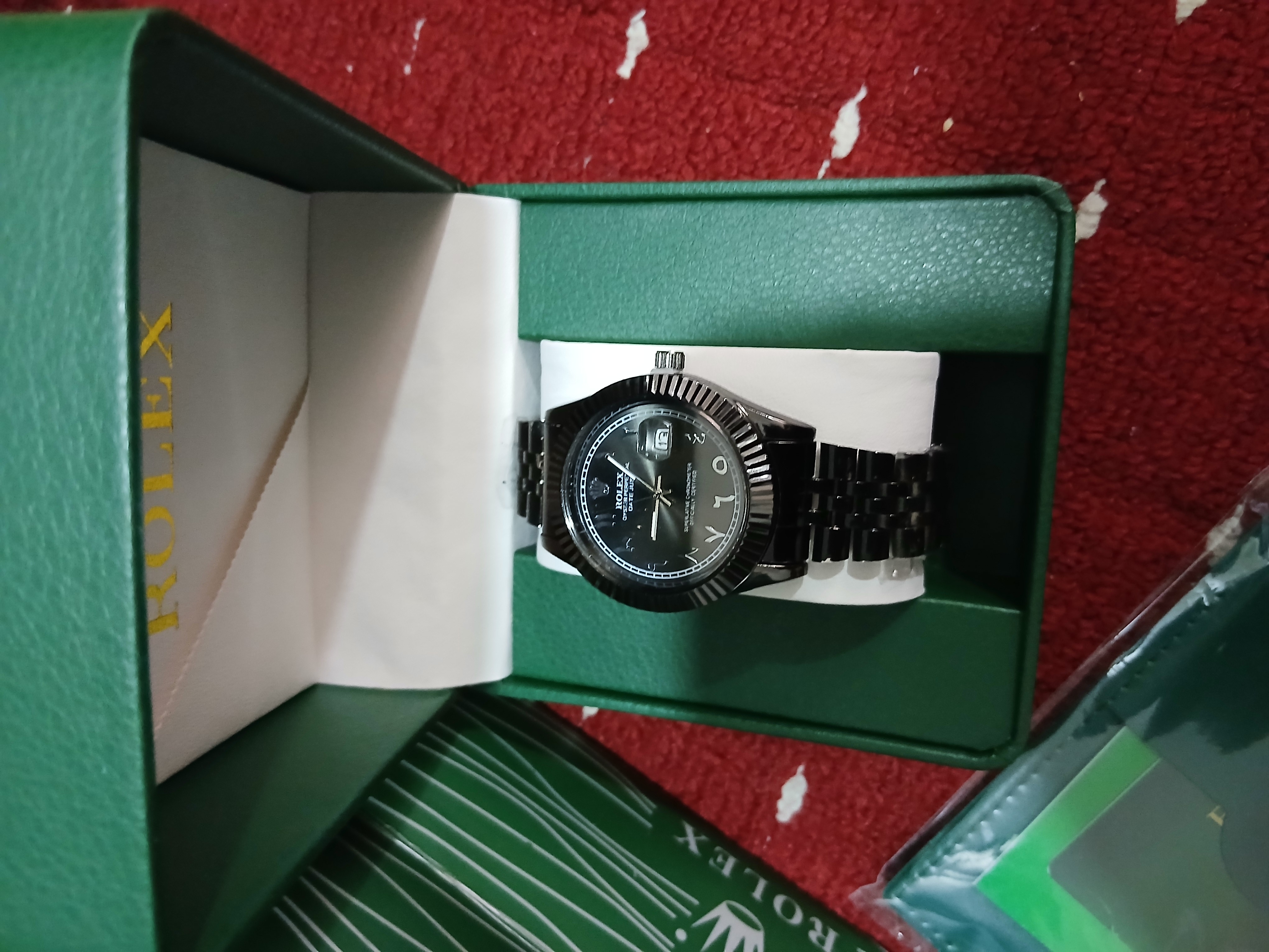 Sovg‘a qutisi, hujjatlar va paketli erkaklar qo‘l soati, bayram uchun sovg‘a