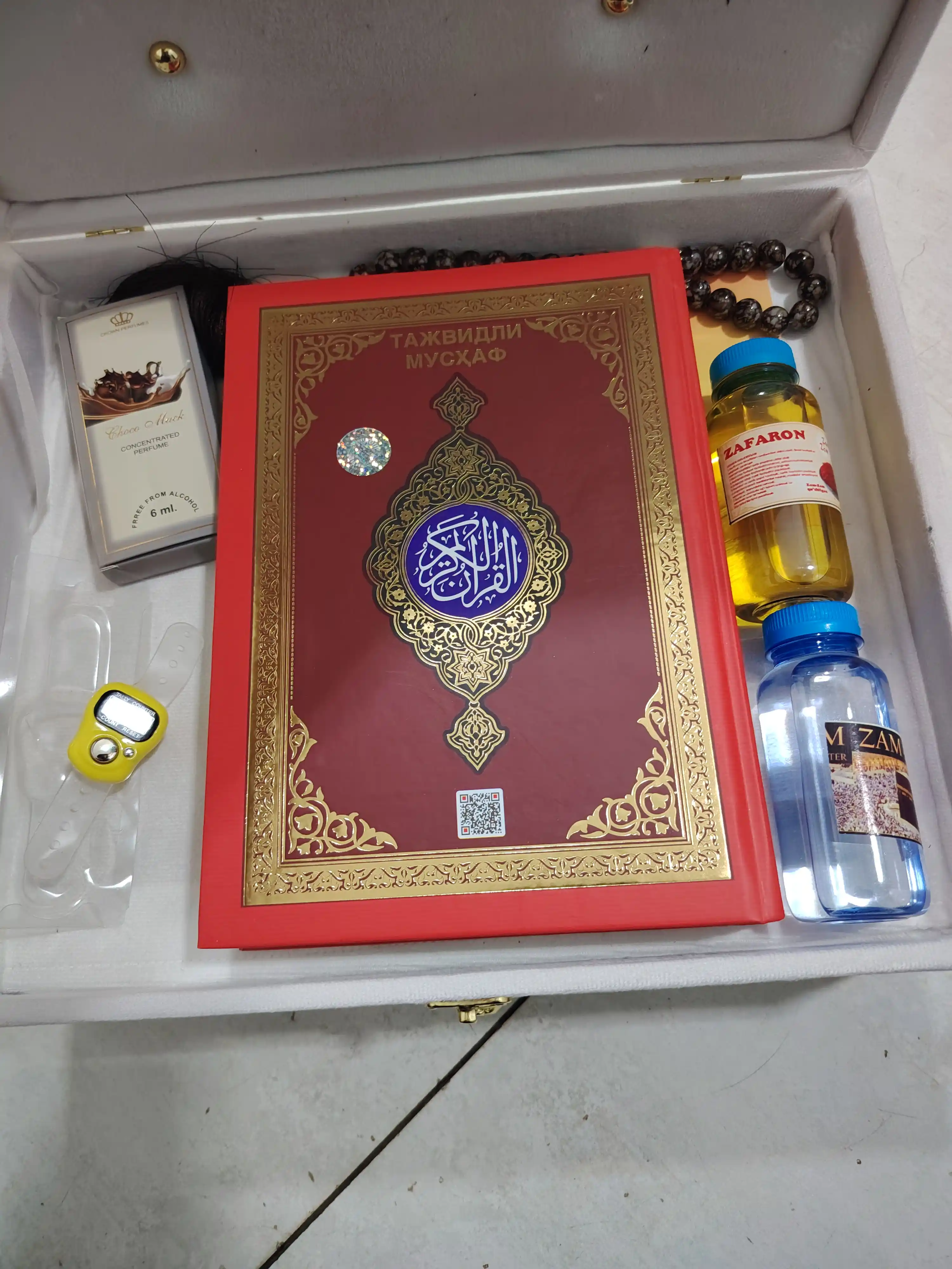 Ikki qavatli diniy to'plam, kitob, joynamoz, tasbeh sovg'a qutisida