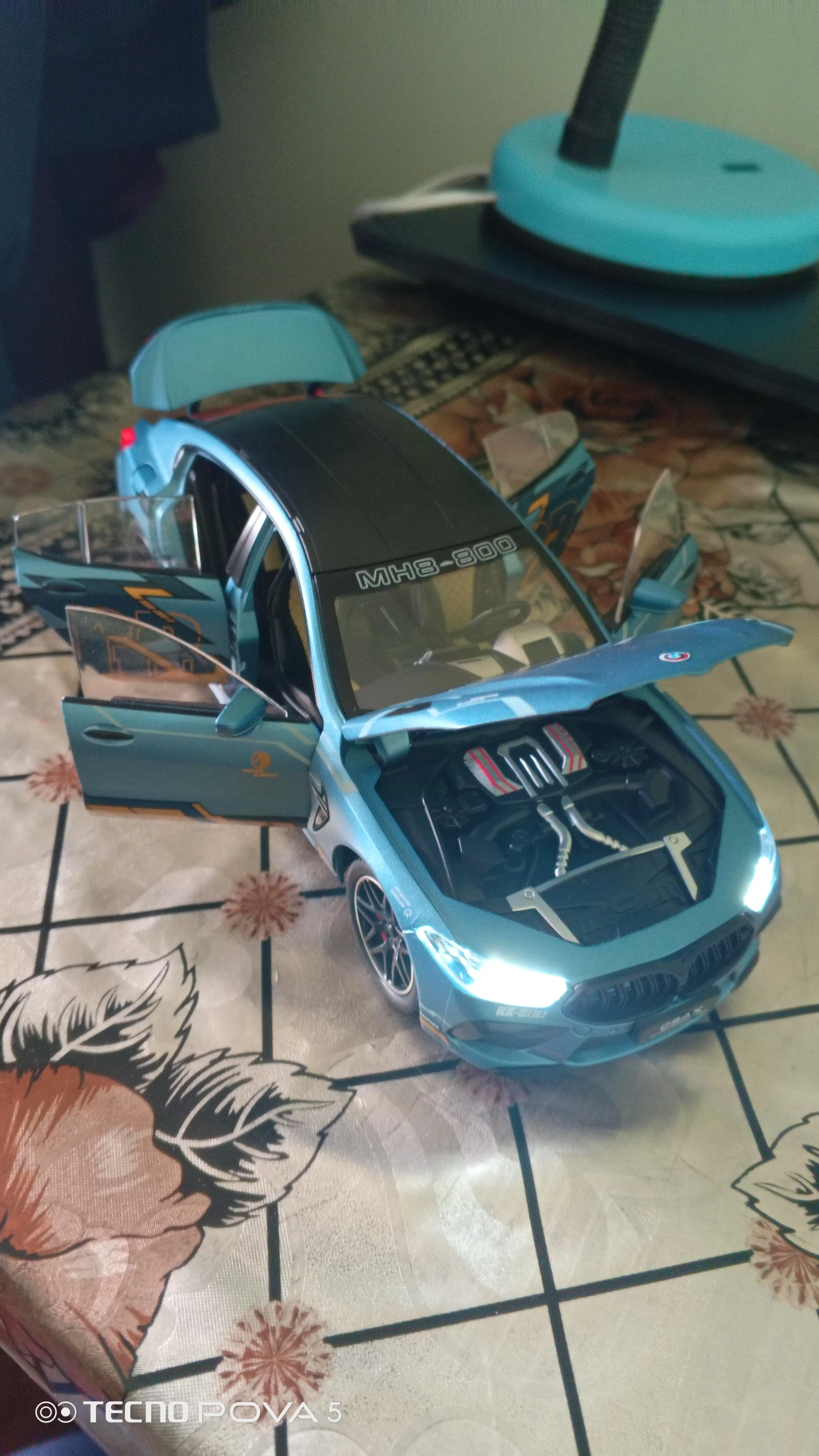 Kolleksion model BMW M8, 1:24, 21 sm