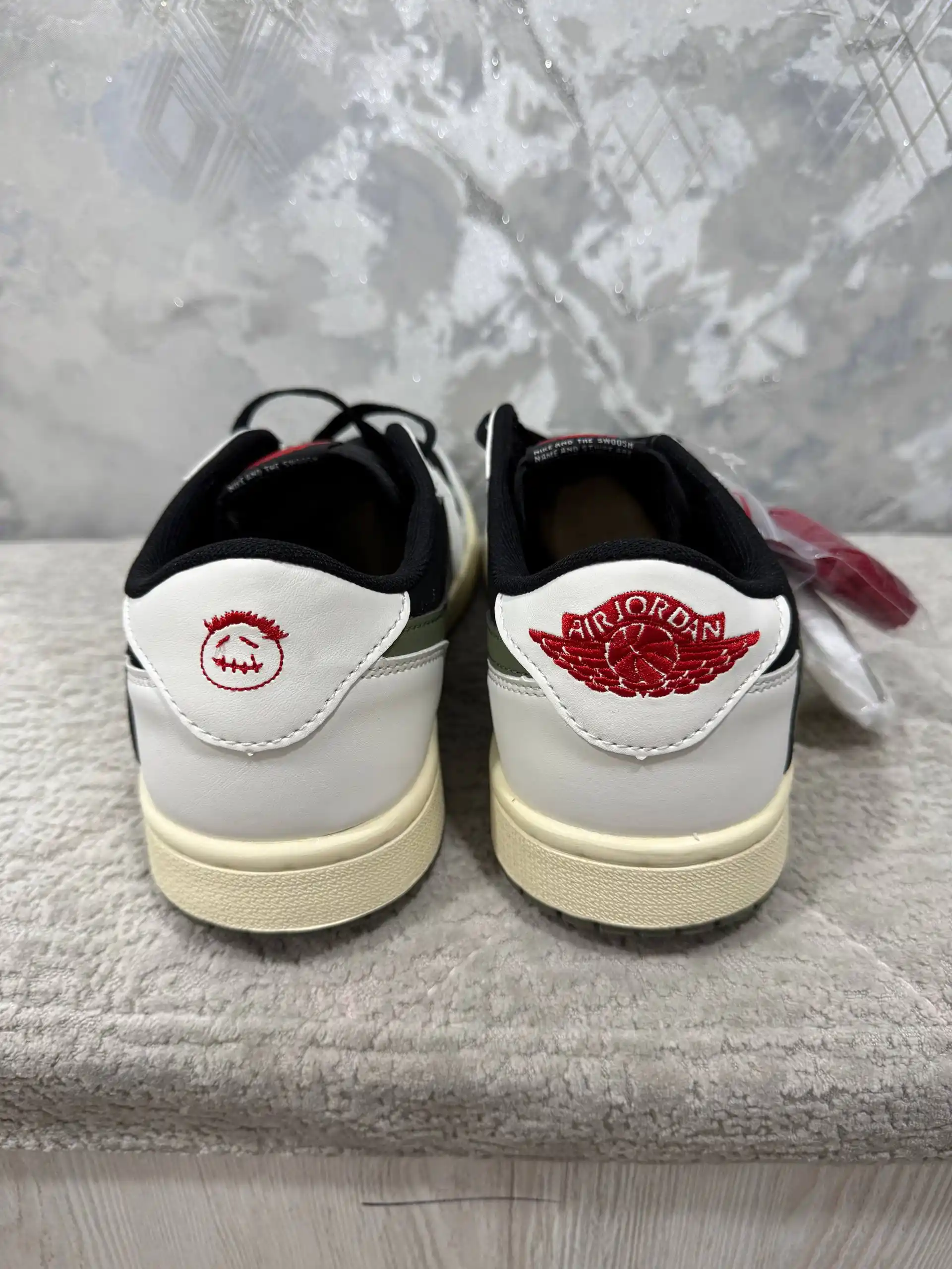 Erkak, o‘smir uchun krossovkalar Nike Air Jordan 1 Low, katta o‘lchamlar, buyuklar, 45-47