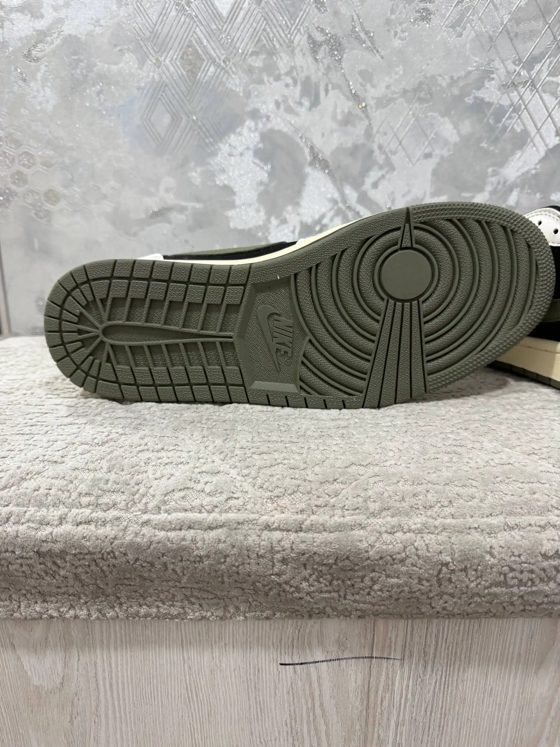 Erkak, o‘smir uchun krossovkalar Nike Air Jordan 1 Low, katta o‘lchamlar, buyuklar, 45-47