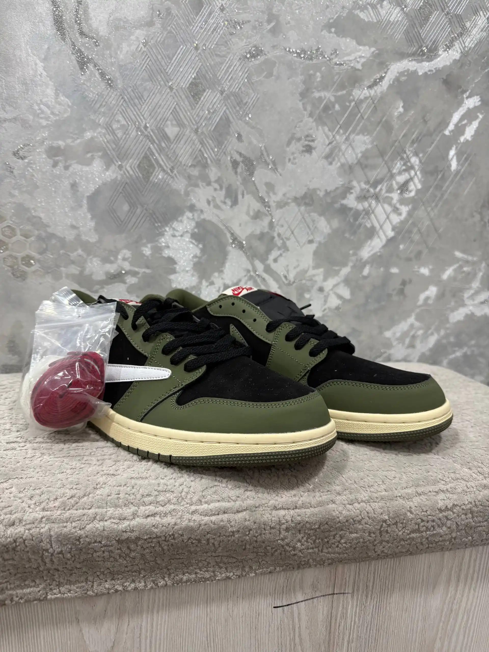 Erkak, o‘smir uchun krossovkalar Nike Air Jordan 1 Low, katta o‘lchamlar, buyuklar, 45-47