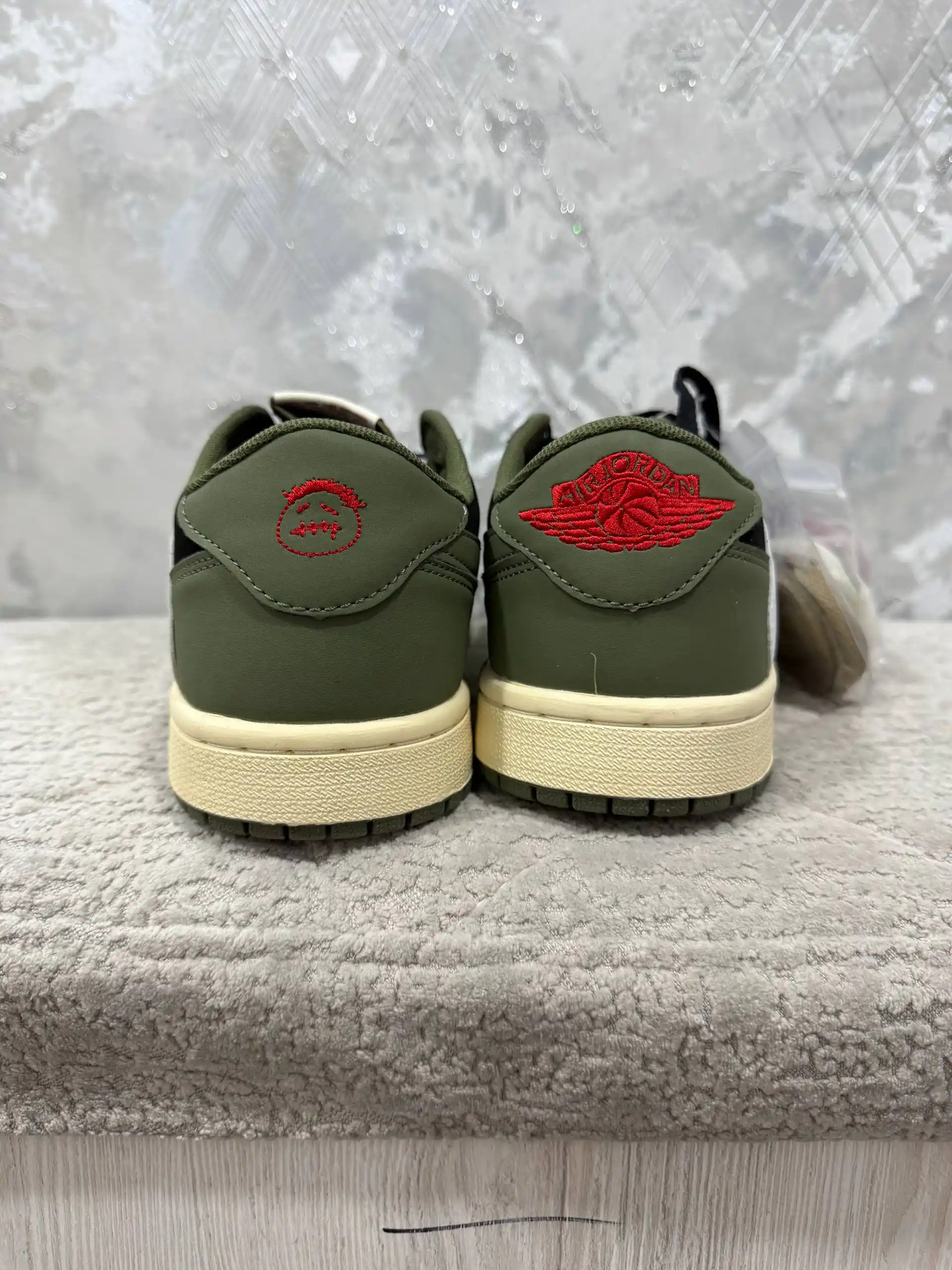 Erkak, o‘smir uchun krossovkalar Nike Air Jordan 1 Low, katta o‘lchamlar, buyuklar, 45-47