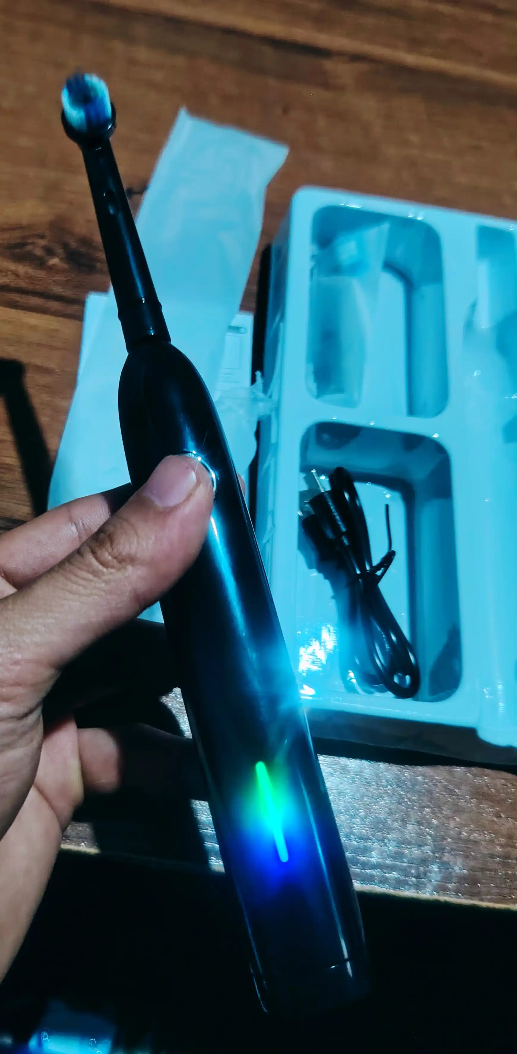 Oral-B turidagi aylanuvchi nasadkali elektr ultratovushli tish cho‘tkasi