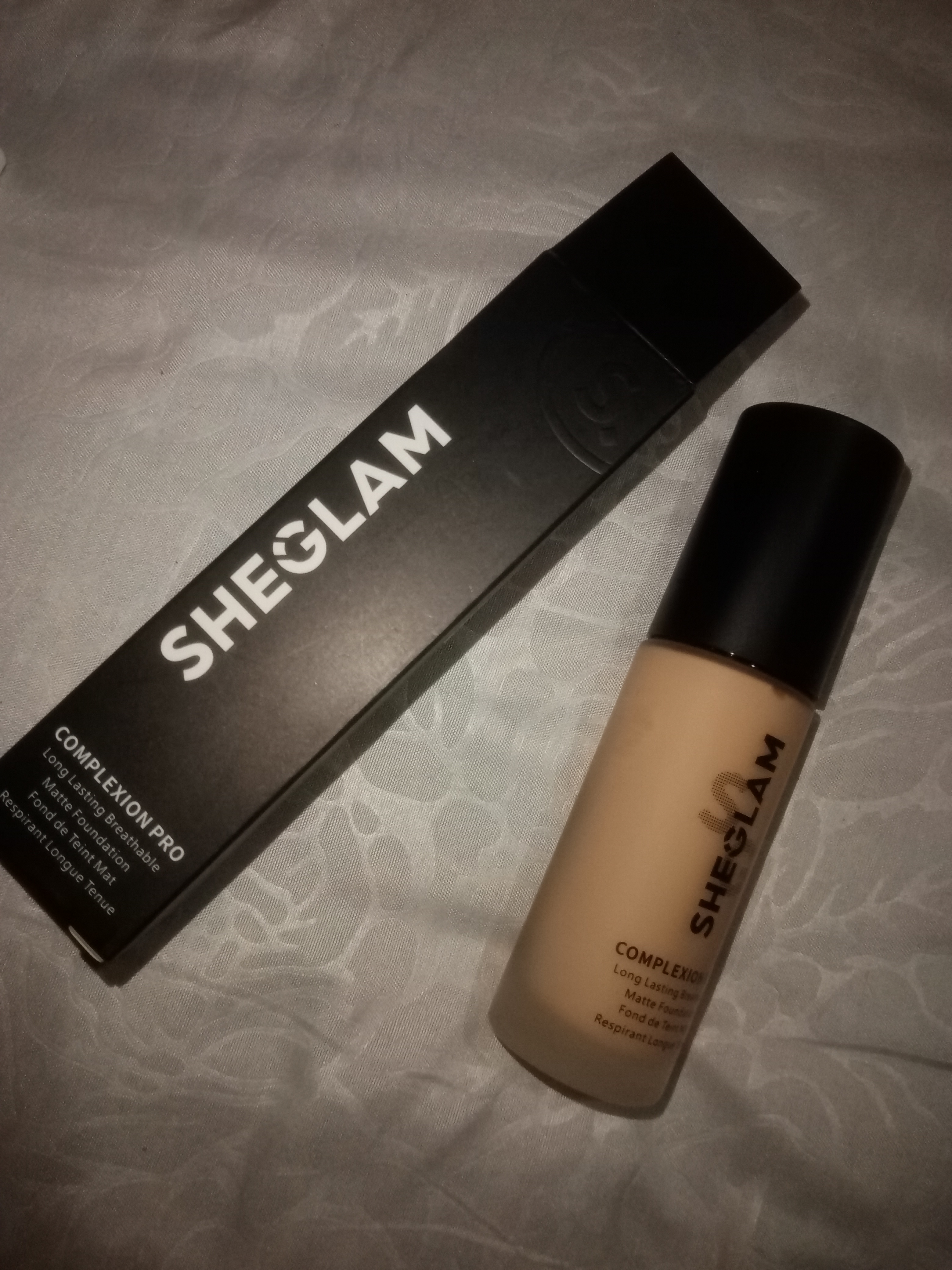 Tonal kremi SHEGLAM, asos, baza, tabiiy mot ohang, yuz terisi uchun, namlaydi, 30 ml