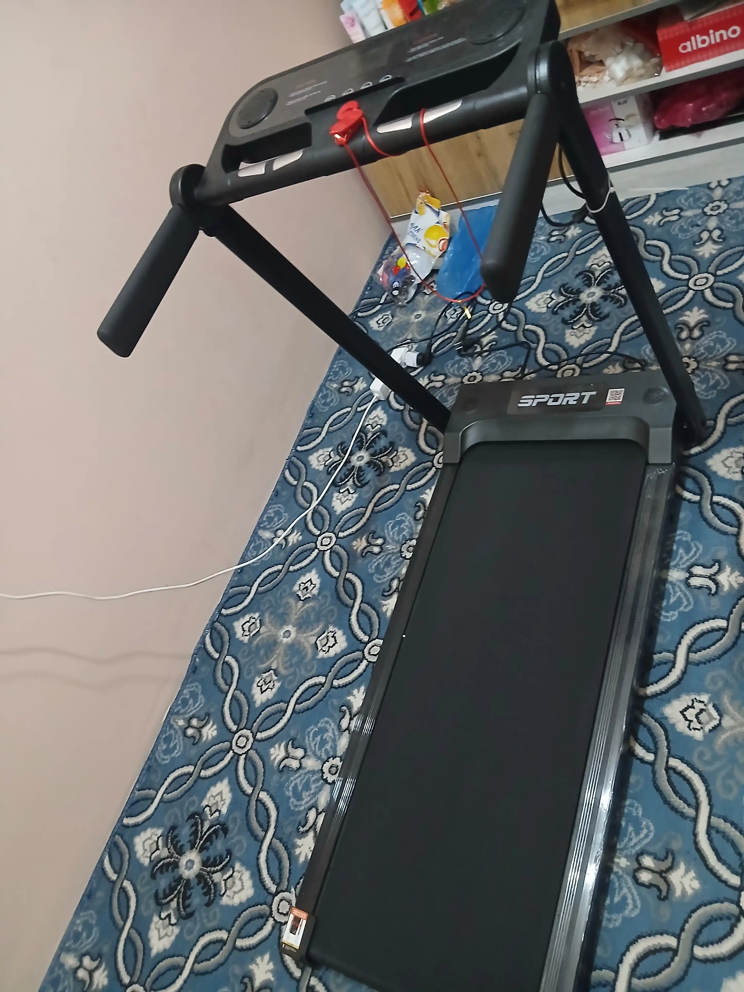 Elektr yig‘iladigan yugurish yo‘lagi, displey va Bluetooth bilan, uy uchun kardiotrenajyor