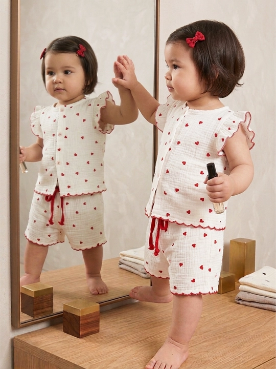 Kichkintoylar uchun muslindan tayyorlangan yozgi to‘plam - shortik va qanotchali ko‘ylak - 