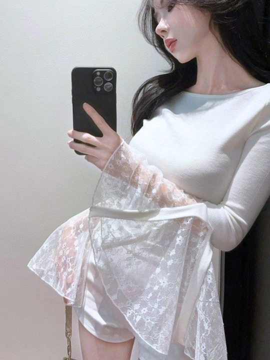 Кофта женская, с гипюровыми рукавами Soft Lace Bell —приталенная блуза