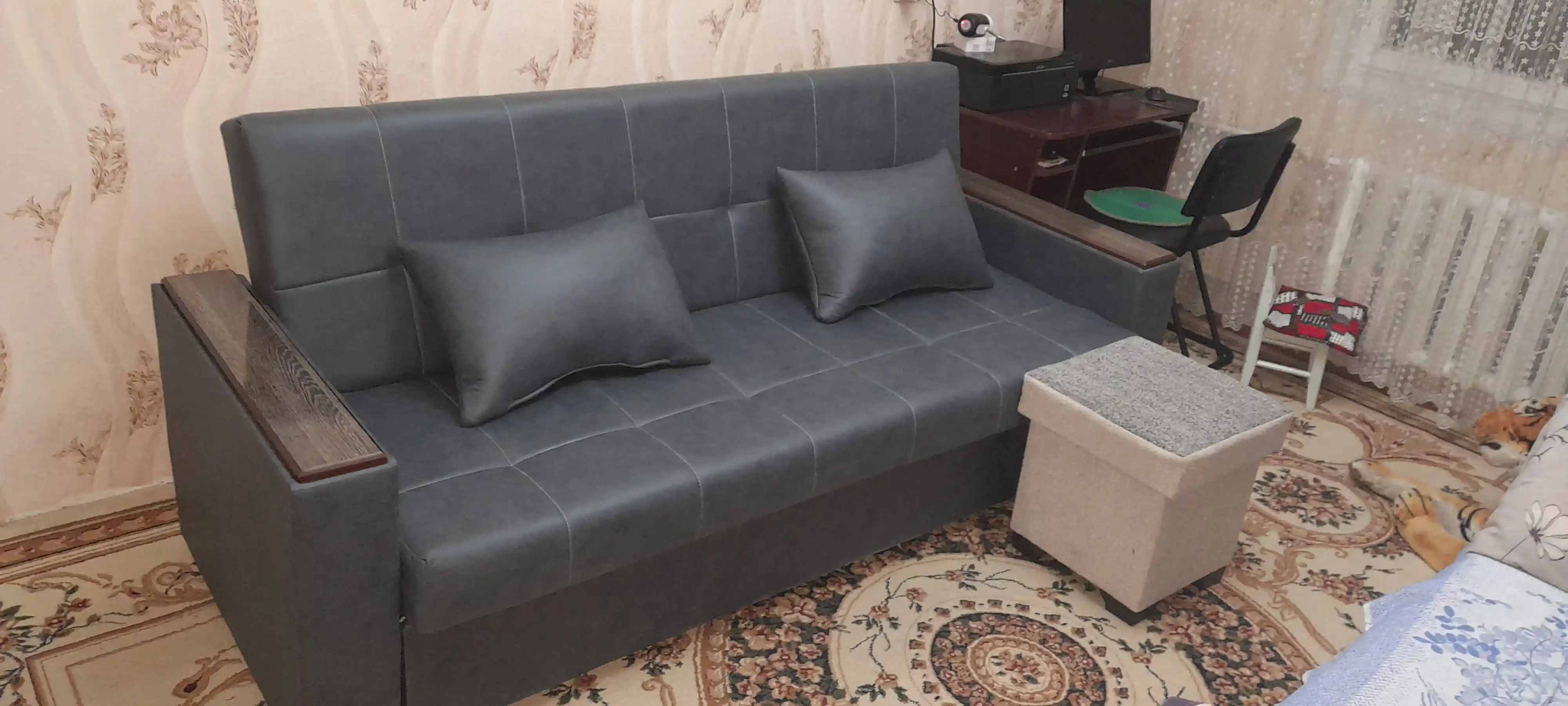 Divan-kitob. Saqlash uchun YASHIGI bor. Mehmonxona va yotoqxona uchun zamonaviy divan