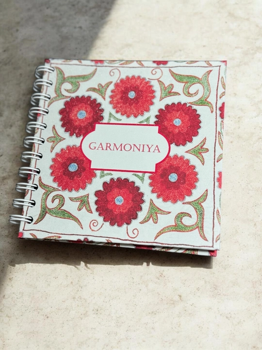 Блокнот Garmoniya 15×15 см с цветным дизайном — перламутровая обложка на пружине