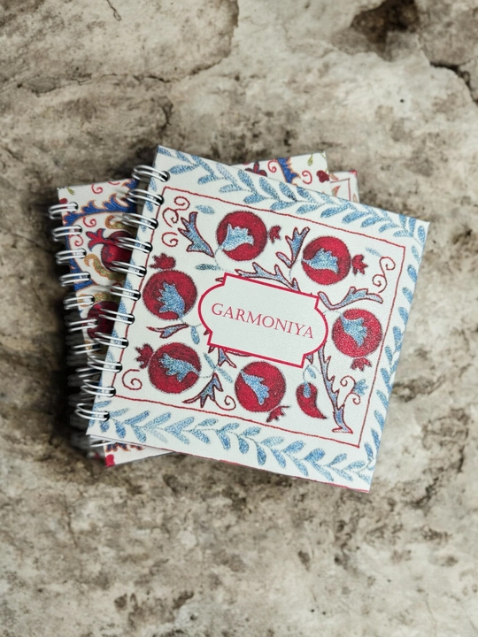 Блокнот Garmoniya 15×15 см с цветным дизайном — перламутровая обложка на пружине