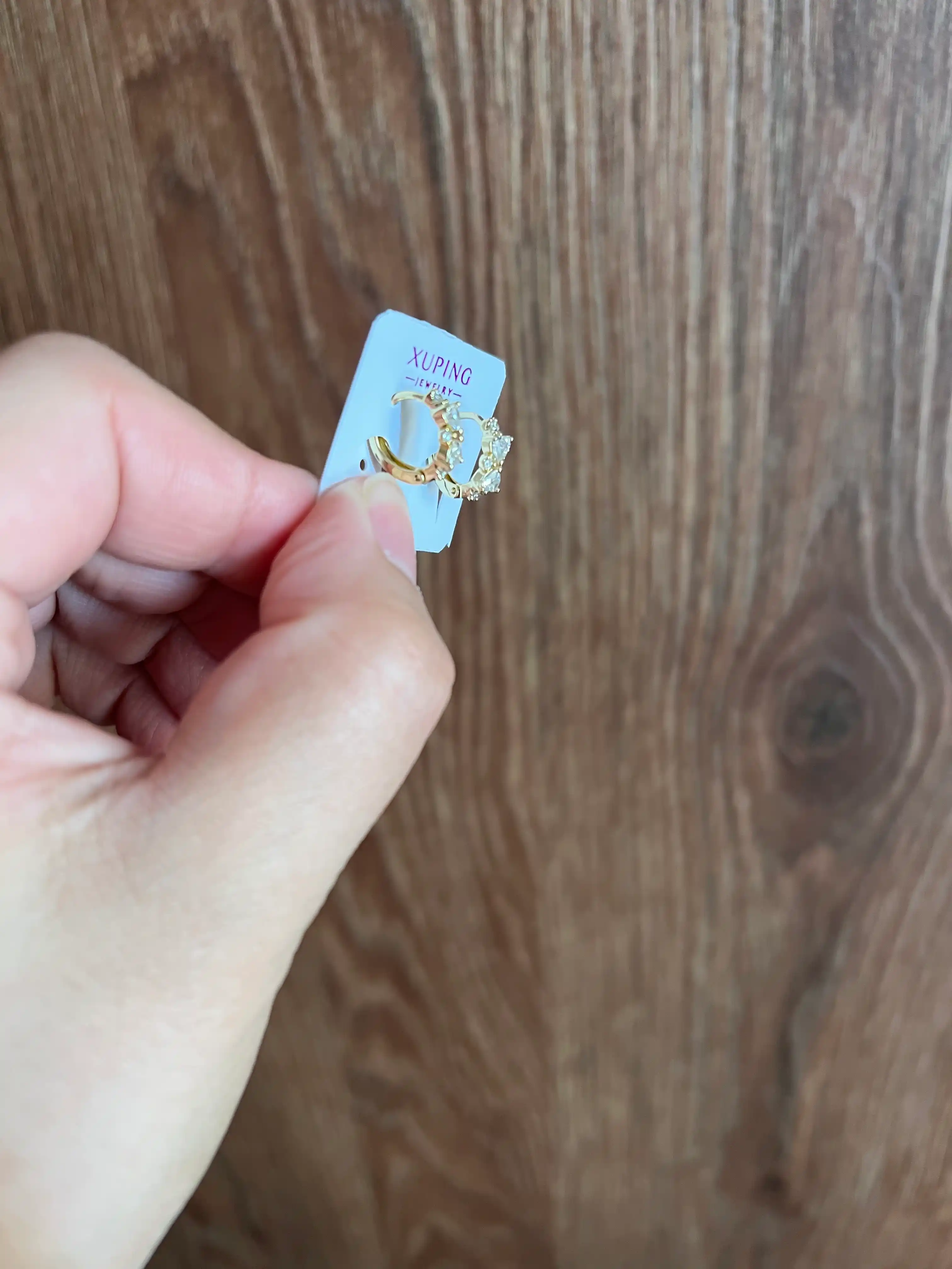 Xuping Jewelry brendining zamonaviy va nafis ziraklari