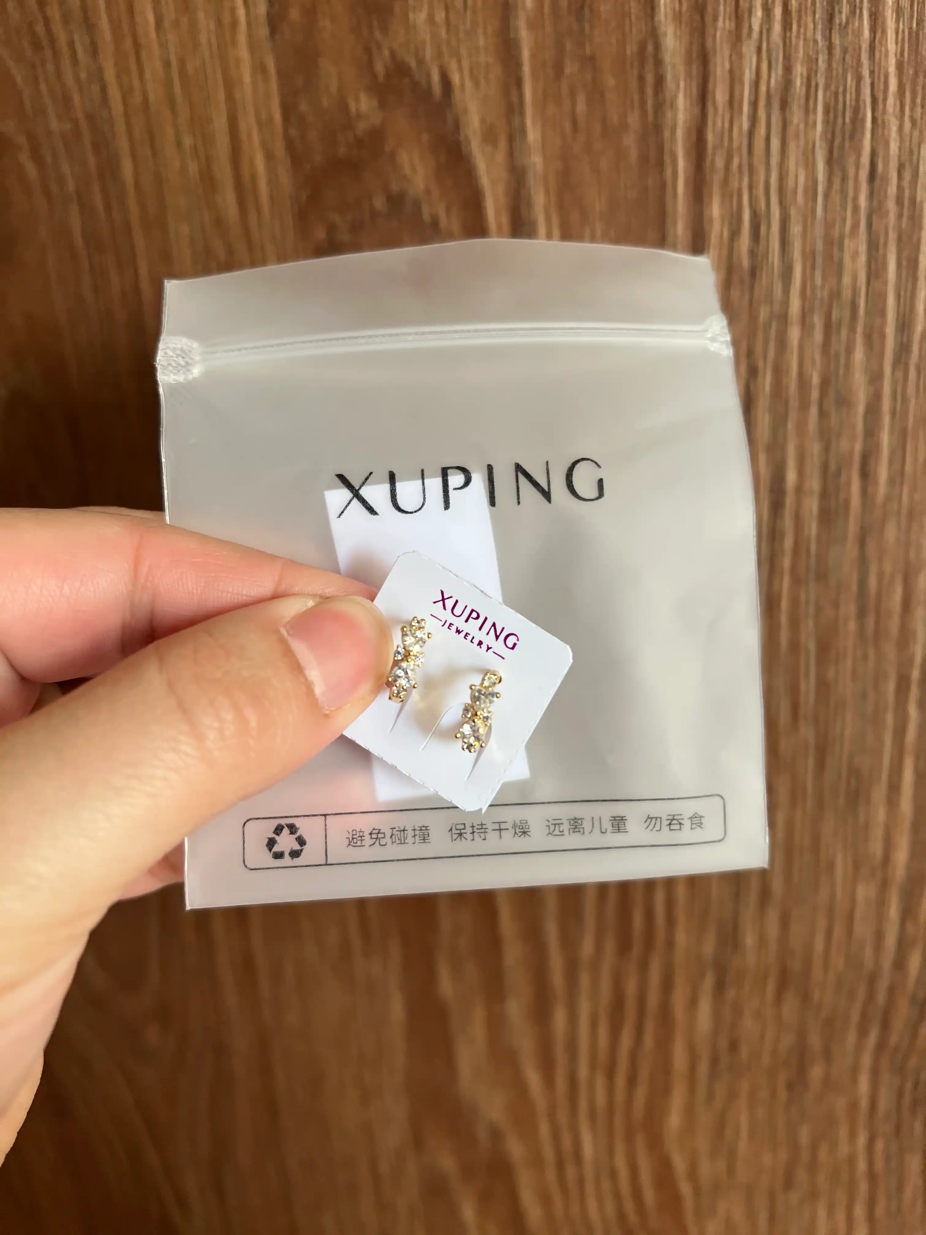 Xuping Jewelry brendining zamonaviy va nafis ziraklari