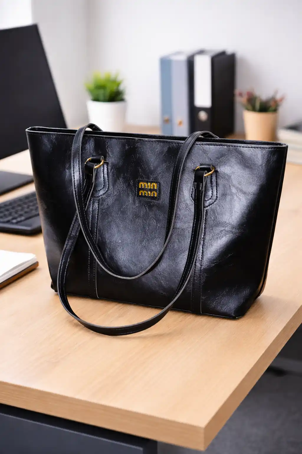 Ayollar uchun ZARMINA Classic tote sumkasi, eko-charm, qora, keng