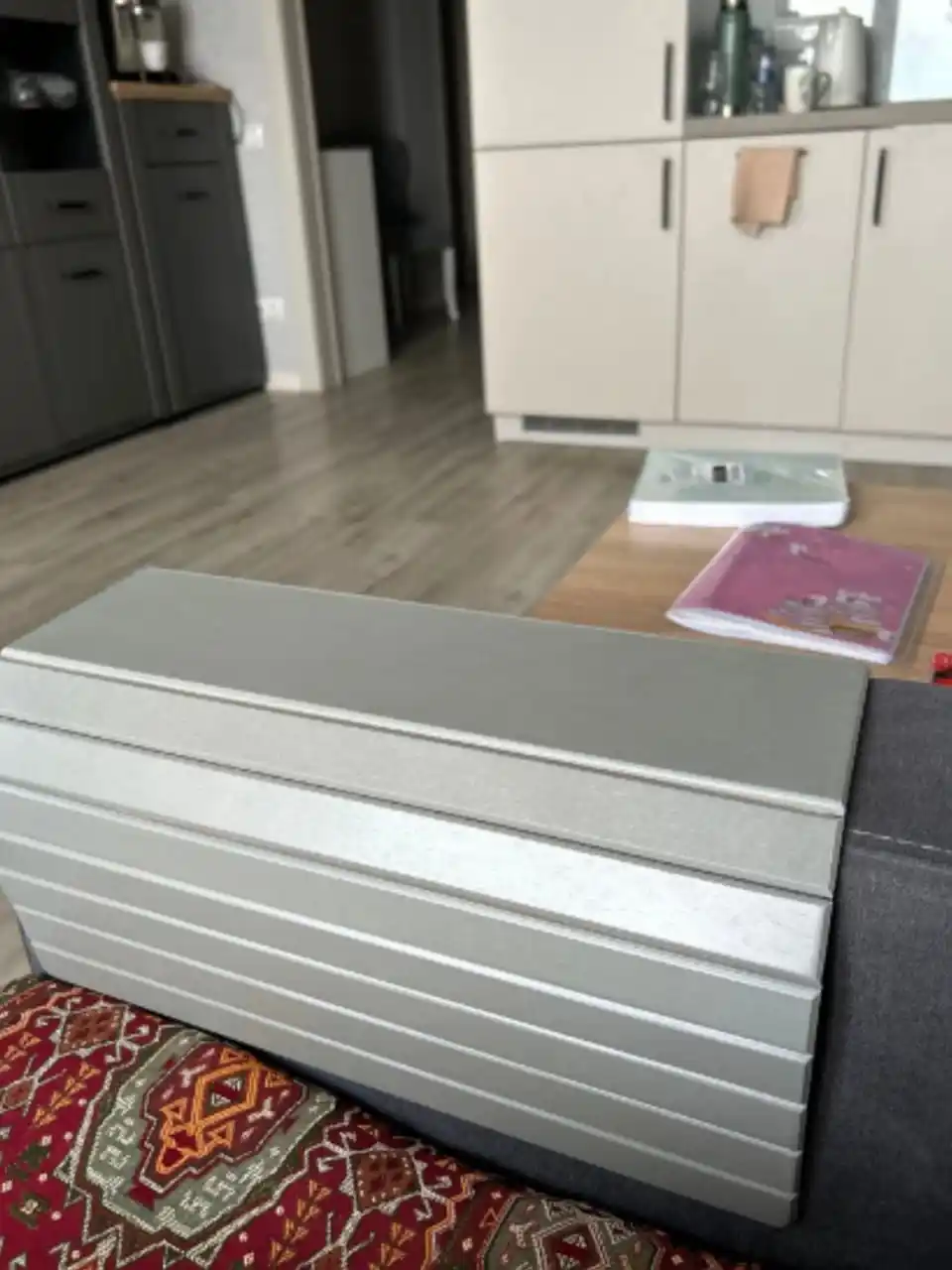 "Big" model, divan yondoshogi uchun yog'och podstavka