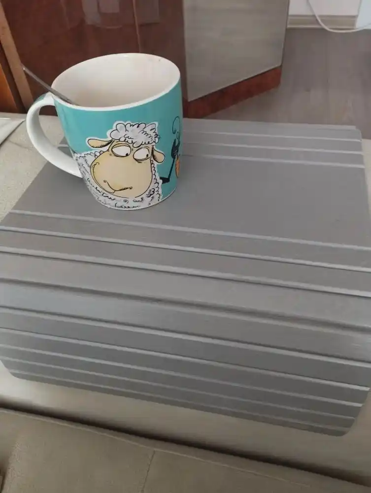Taglik yog‘ochdan. "Cofee, Please" divan suyanchig‘i qoplamasi