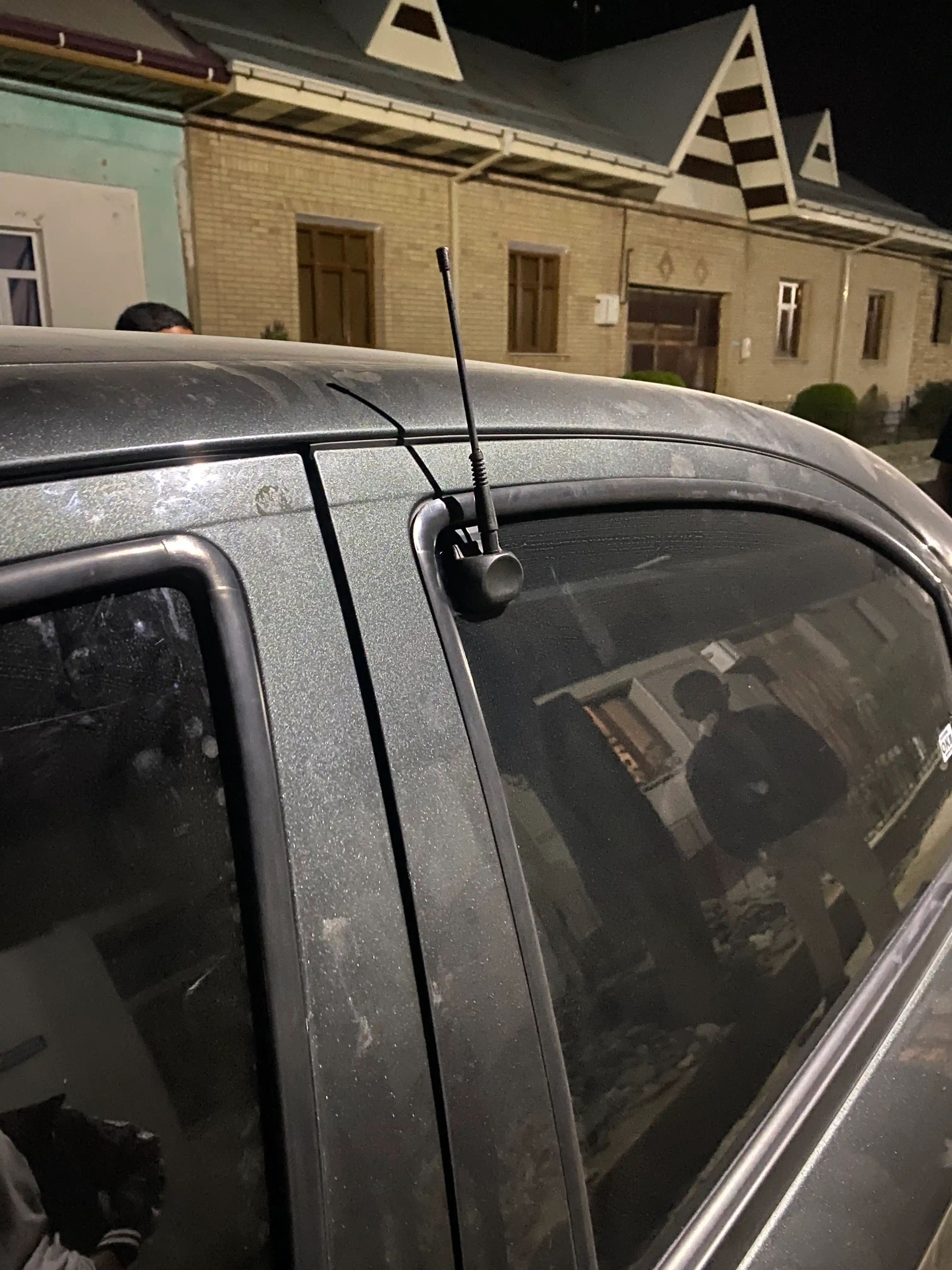 Universal avtomobil FM/AM antennasi klipsli yoki yopishtiriladigan