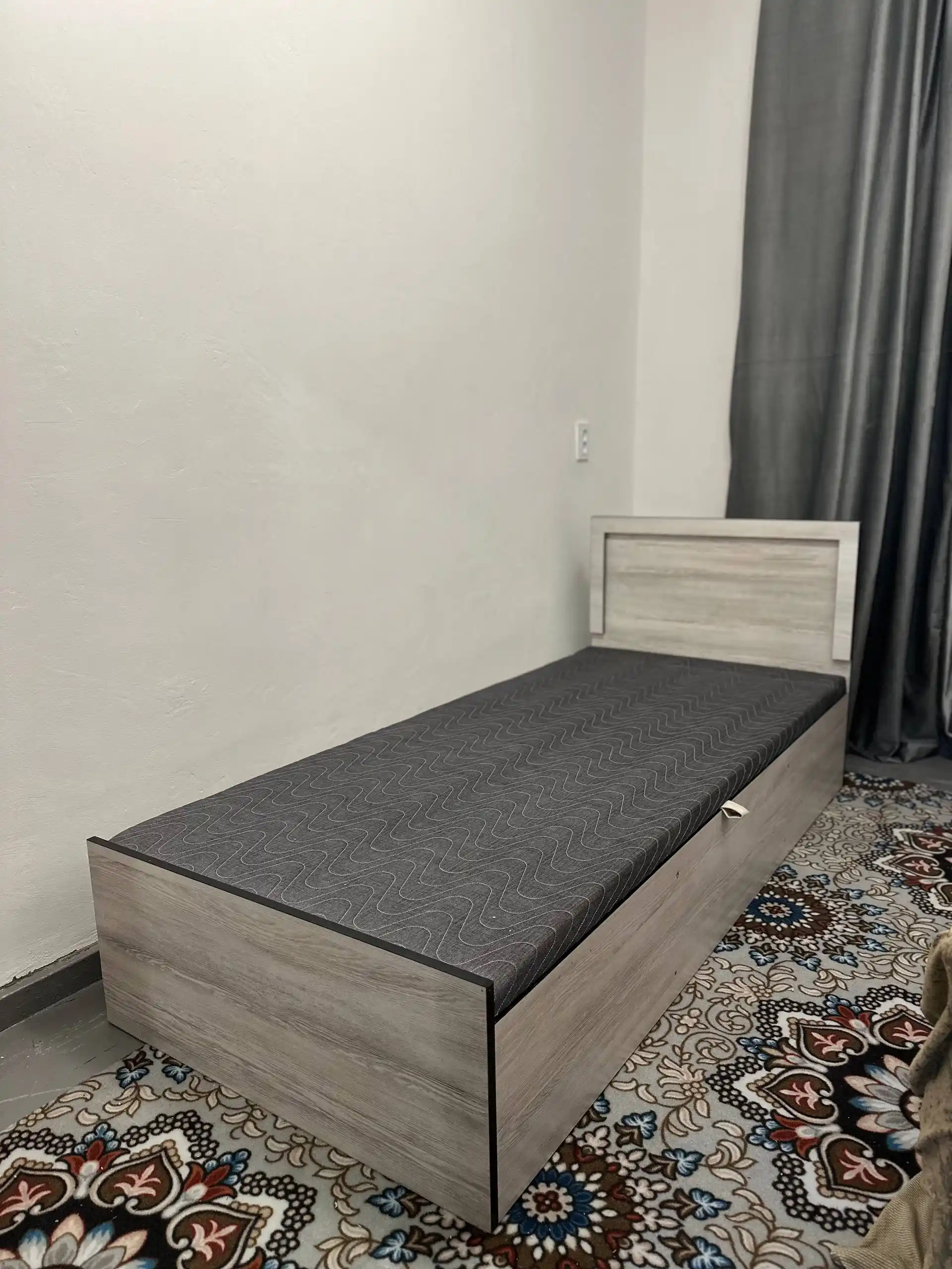 Bir kishilik to'shak, matras bilan