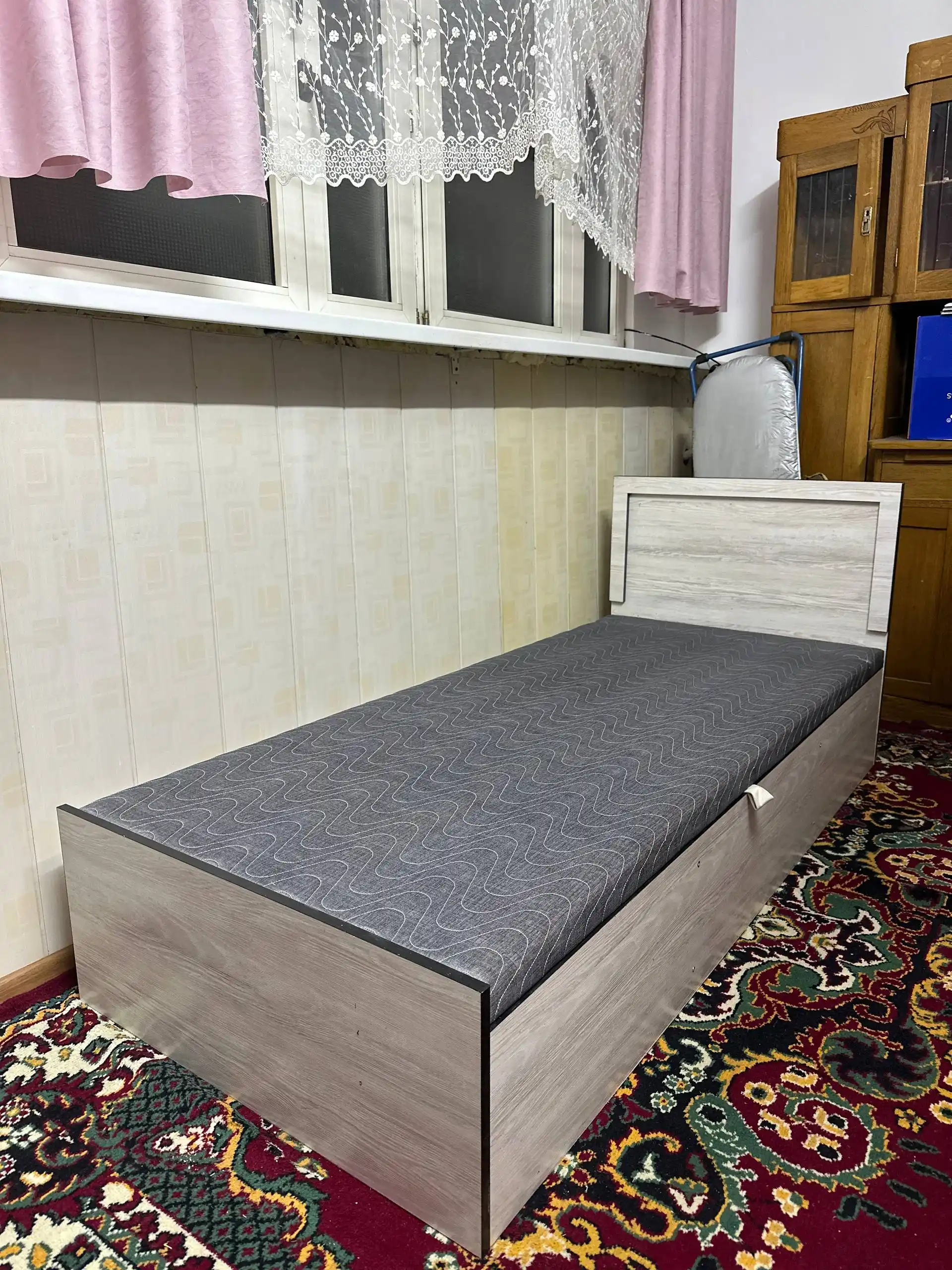 Bir kishilik to'shak, matras bilan