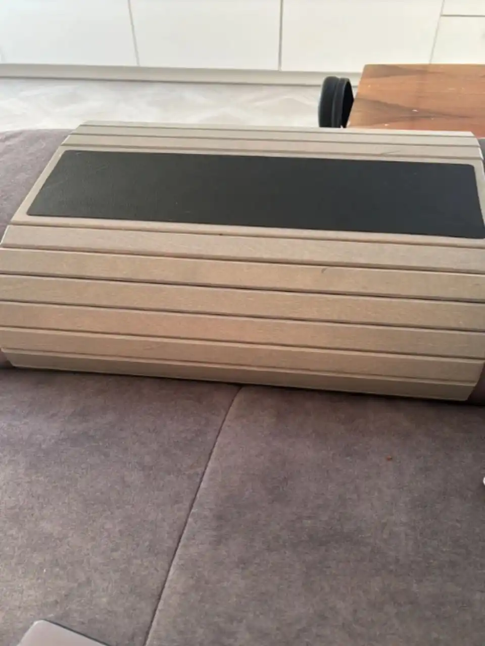 "Long" model, divan yondoshogi uchun yog'och podstavka