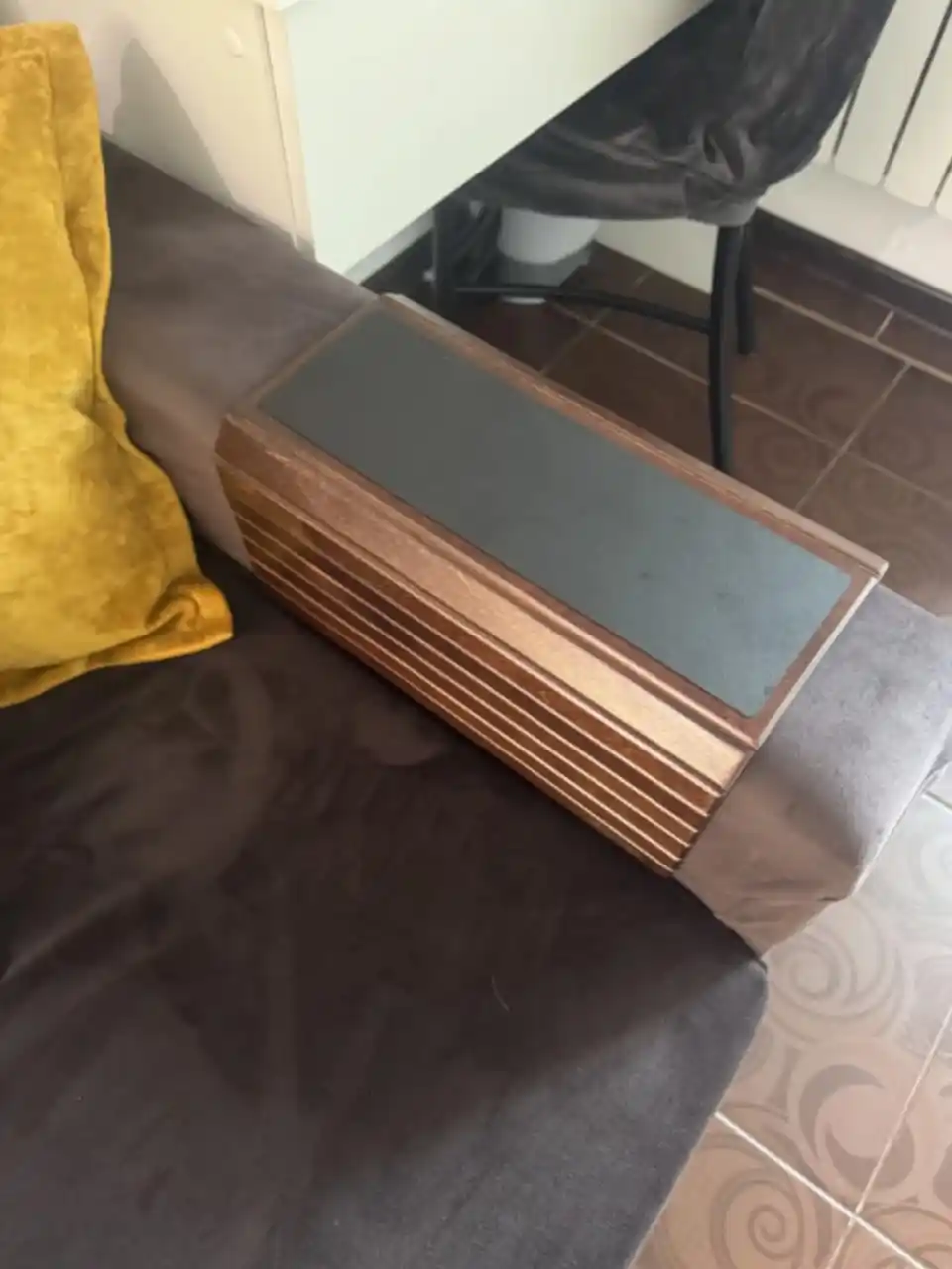 "Long" model, divan yondoshogi uchun yog'och podstavka