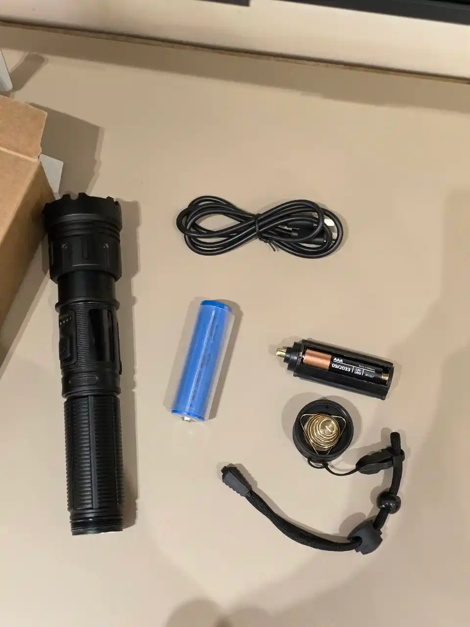Qo'l chirog'i, 18650 akkumulyator va bilaguzuk bilan, 7 rejim, PowerBank va magnit bilan