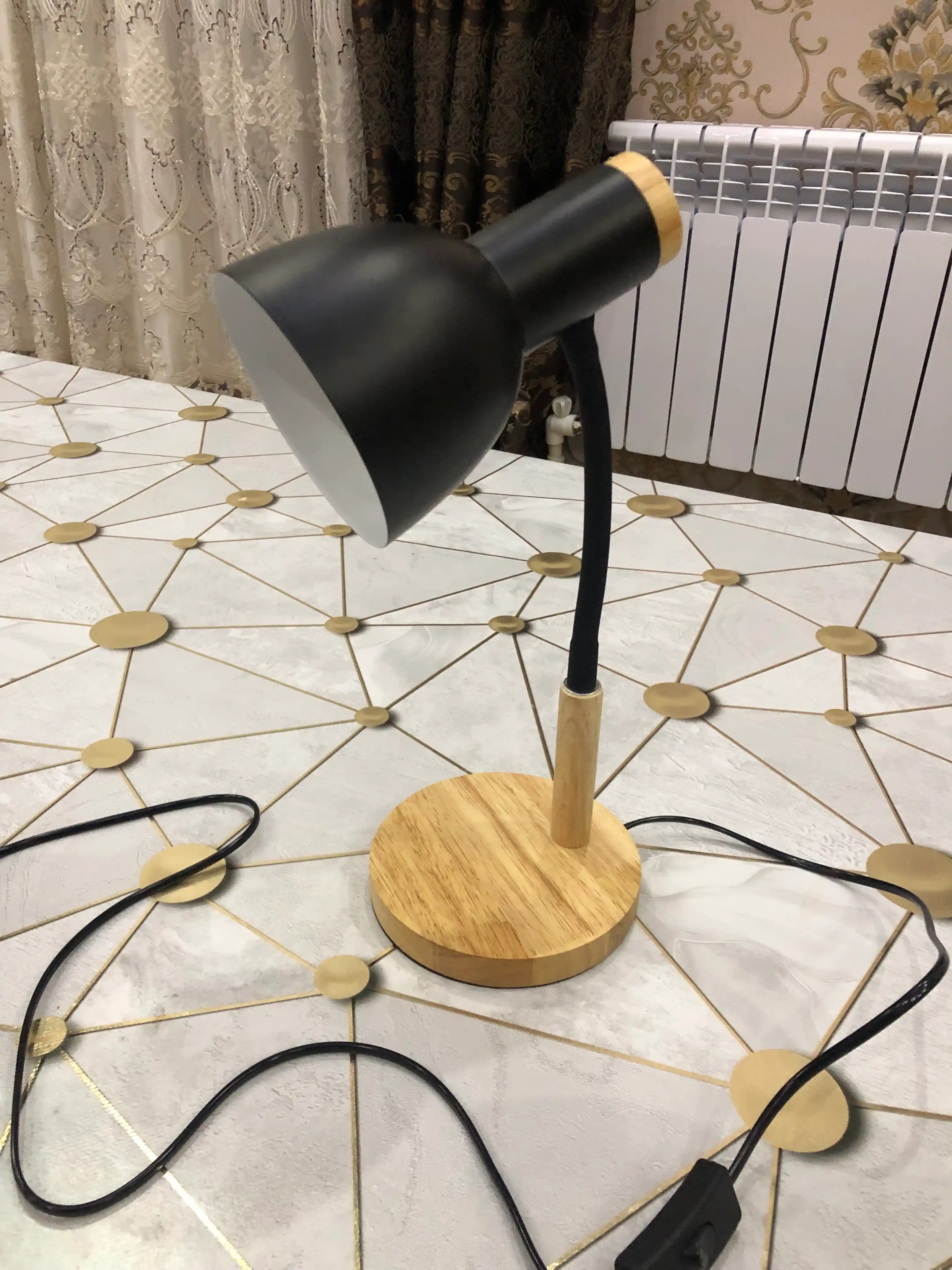 Yog'och tayanchli zamonaviy uslubdagi stol lampa  pushti,oq va qora ranglarda