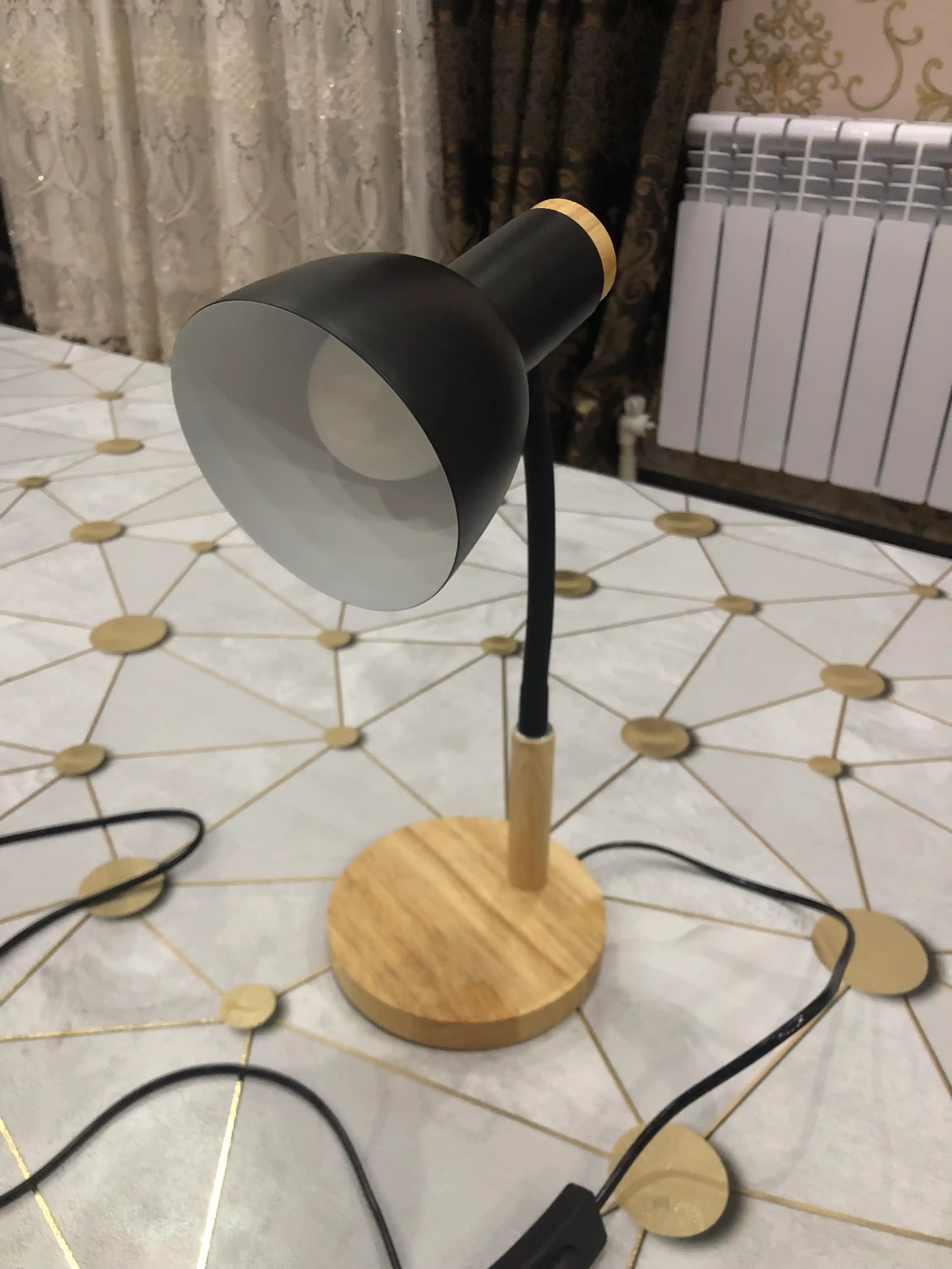 Yog'och tayanchli zamonaviy uslubdagi stol lampa  pushti,oq va qora ranglarda