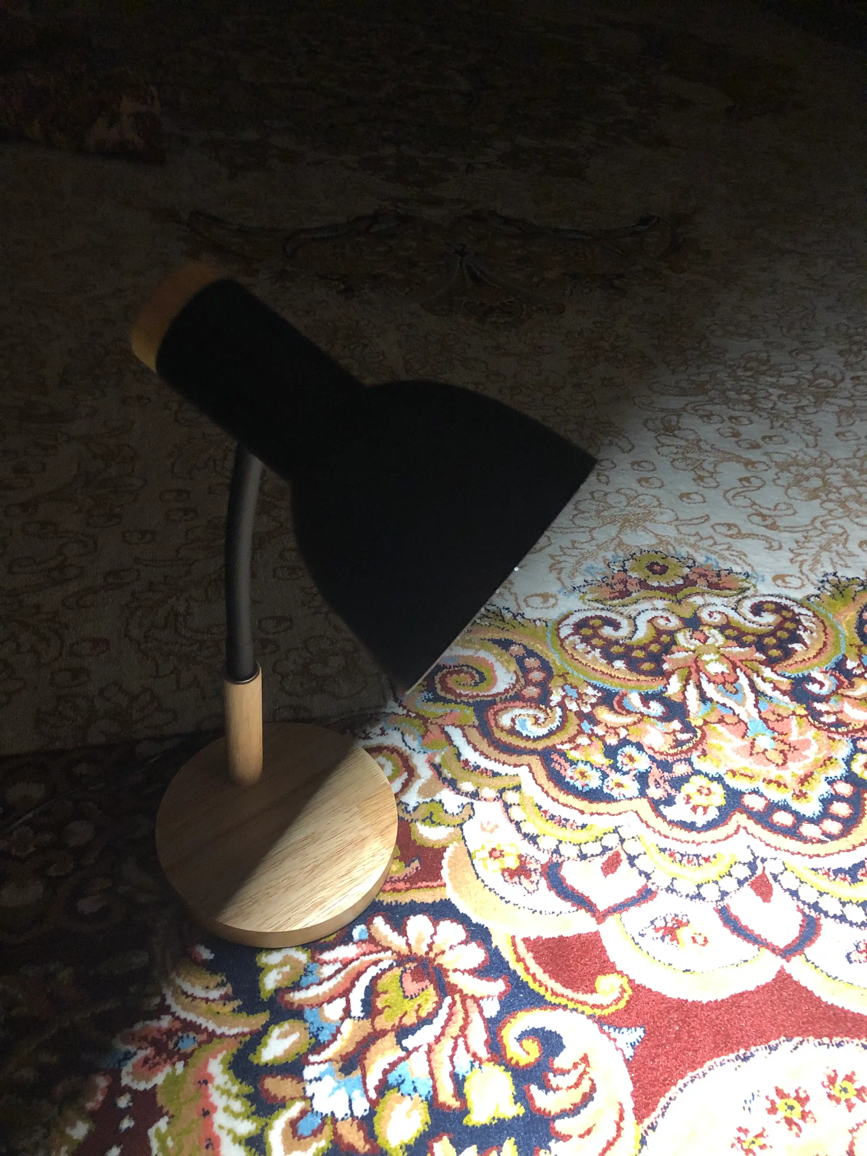 Yog'och tayanchli zamonaviy uslubdagi stol lampa  pushti,oq va qora ranglarda