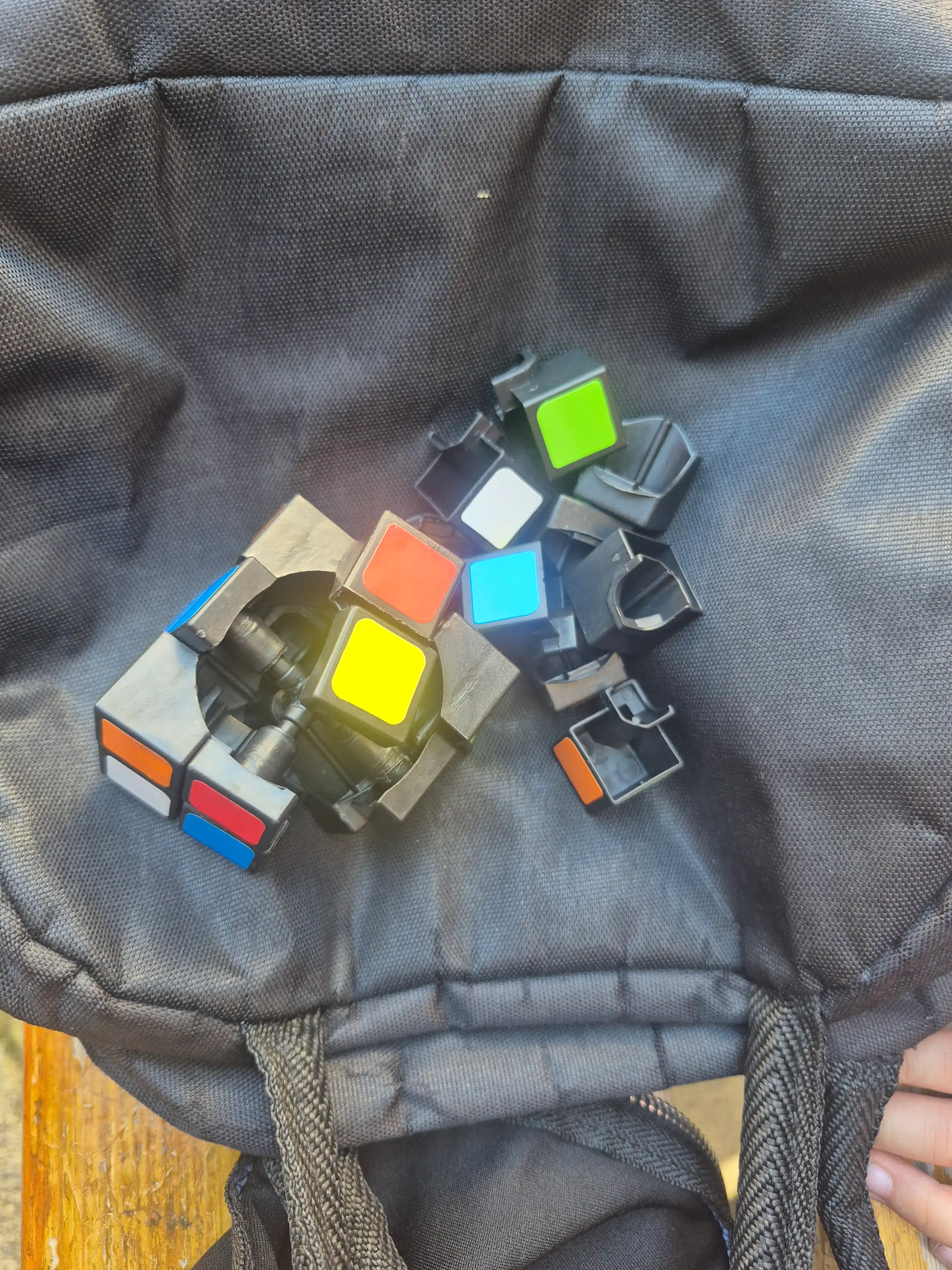 Кубик Рубика QY Speedcube Warrior вращается на высокой скорости