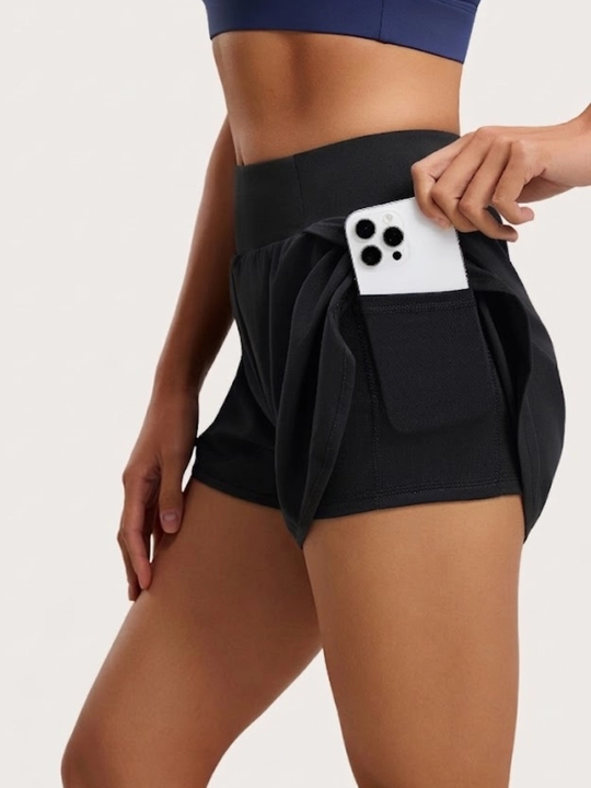 Ayollar sport shortigi, ikki qavatli, velosipedlar bilan, baland o‘rindiqda, taytslar bilan