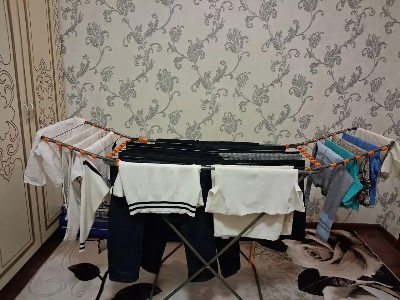 Сушилка для белья, выполнена из прочного металла, имеет просторную и складную конструкцию