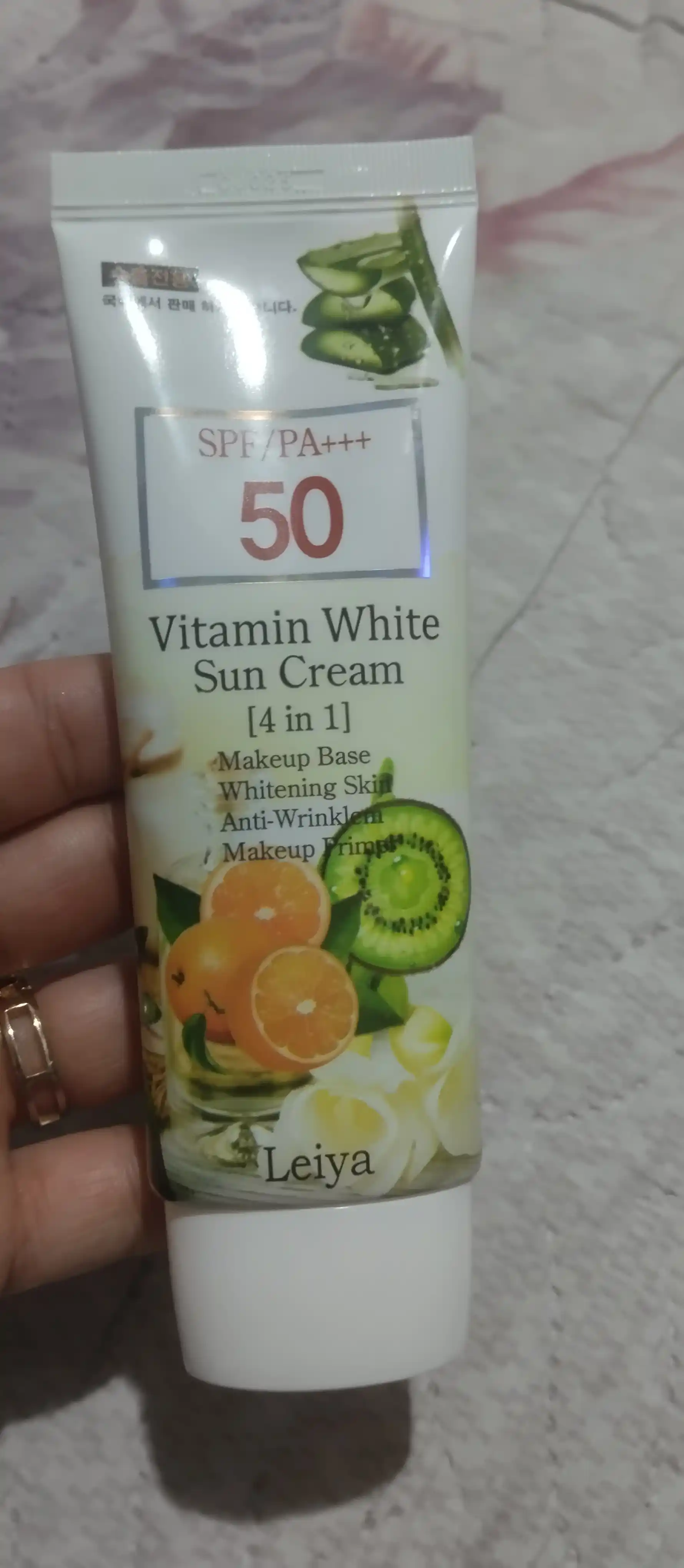 Солнцезащитный крем Leya Vitamin Whitening Sun Cream SPF50+ PA+++ 4in1