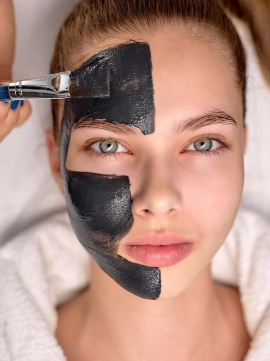 Dexe Black Charcoal Mask – 120 g, qora niqob terini chuqur tozalash va oqartirish uchun