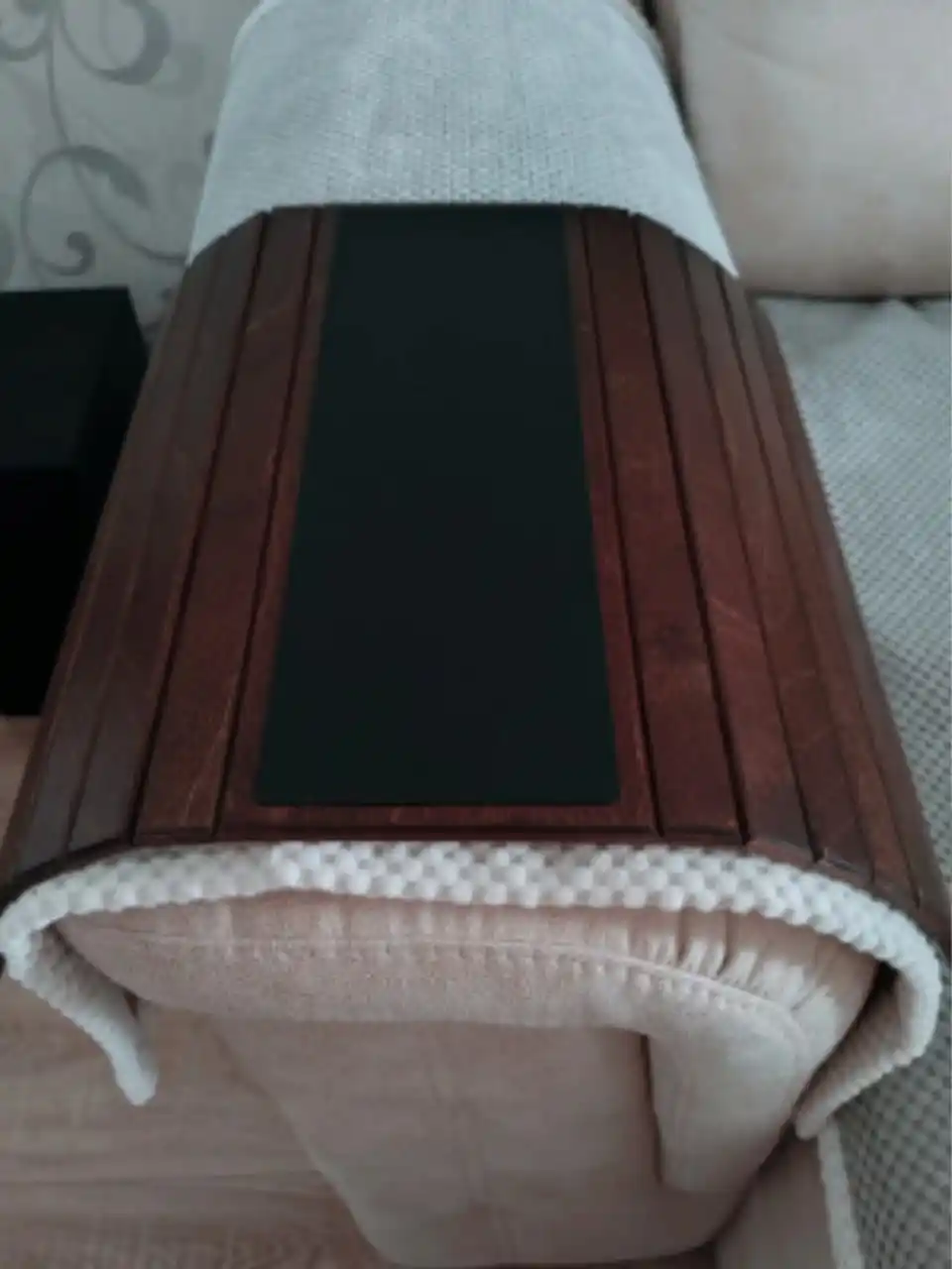 "Long" model, divan yondoshogi uchun yog'och podstavka