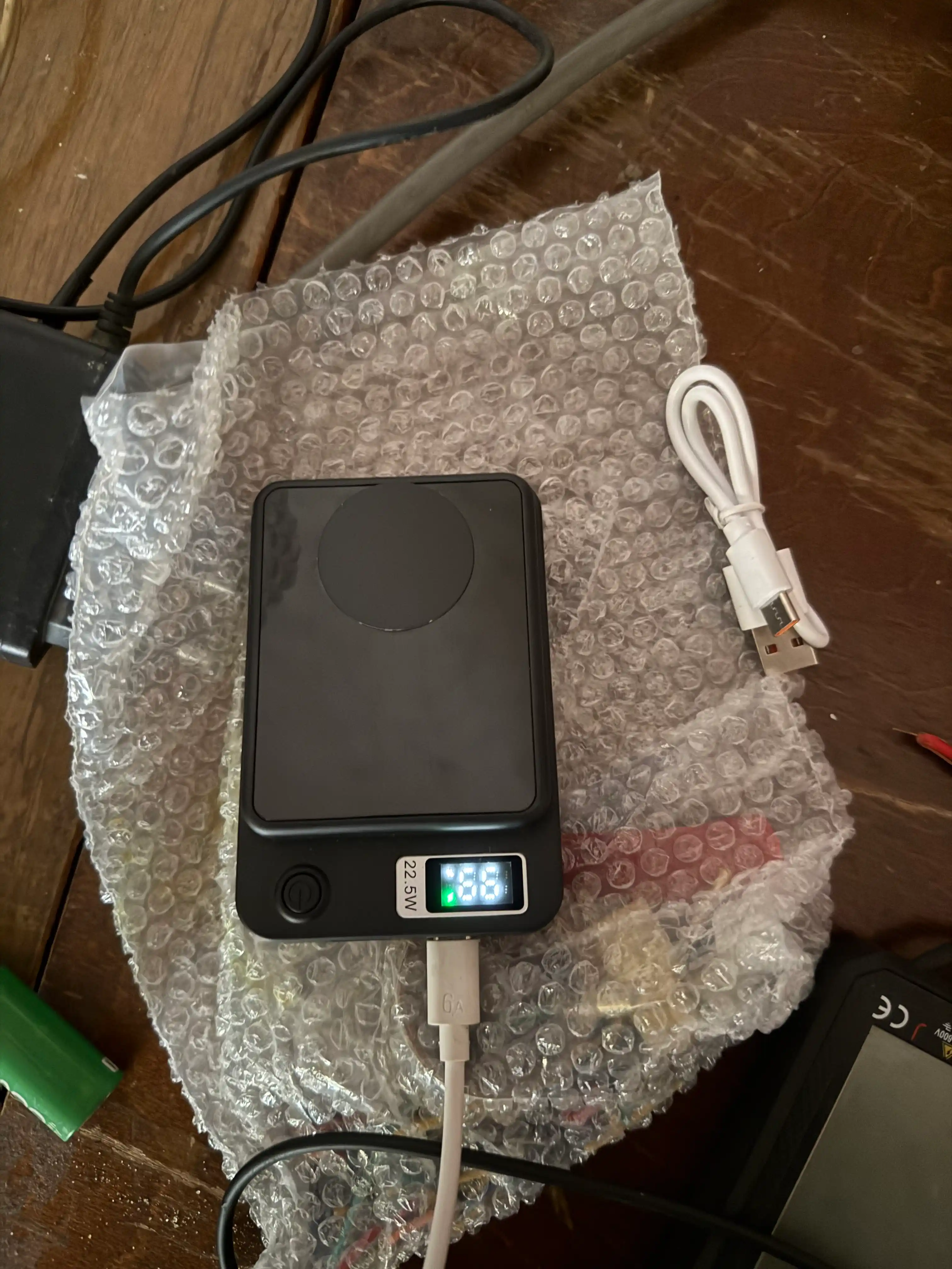 Tashqi akkamulyator, simsiz Power Bank, 10 000 mA/soat , 22.5W quvvatlash, MagSafe