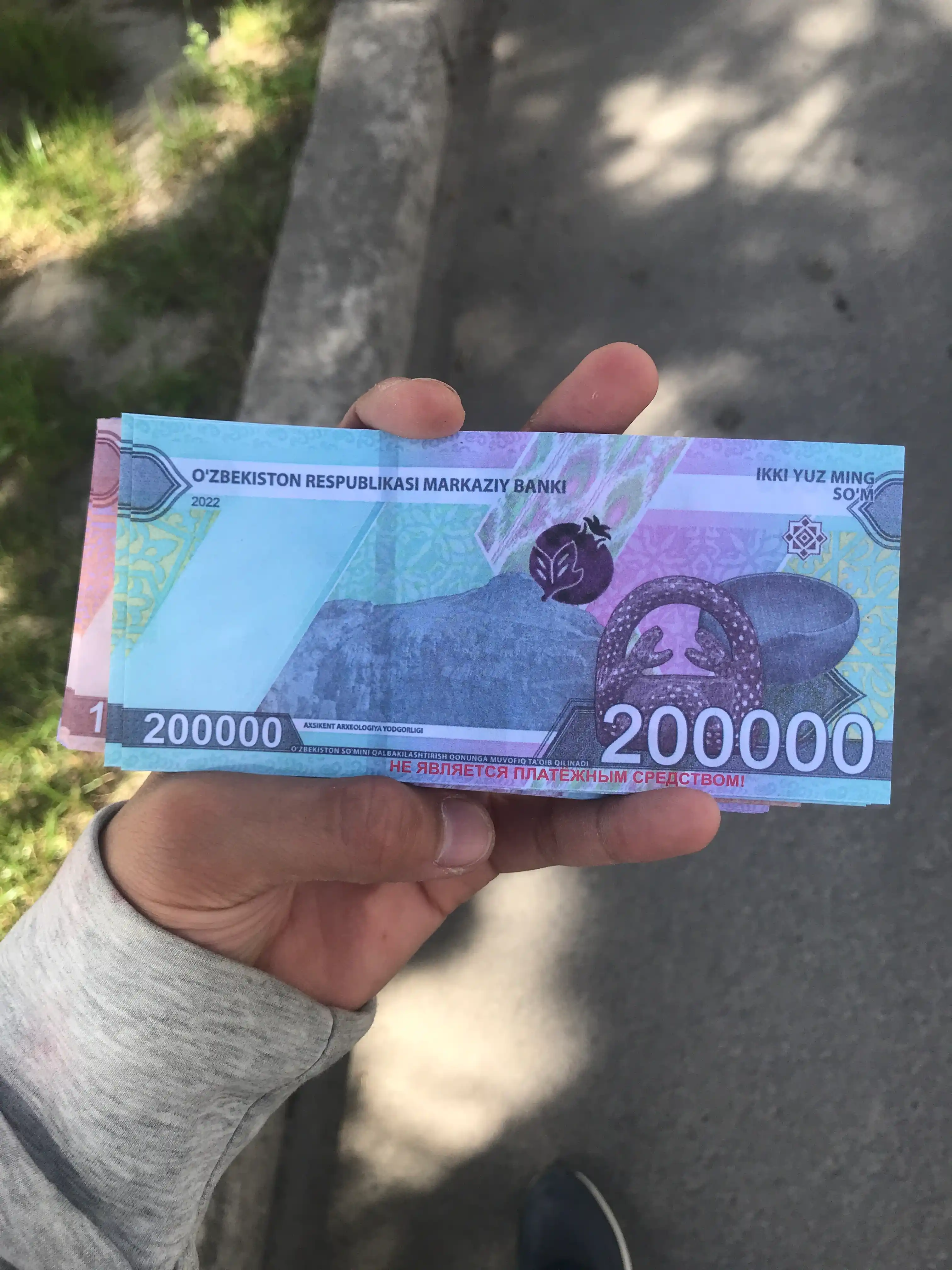 Suvenir pullar, so‘m va dollar kupyuralari, 50 ming, 100 mimg, 200 ming, 50$, 100$